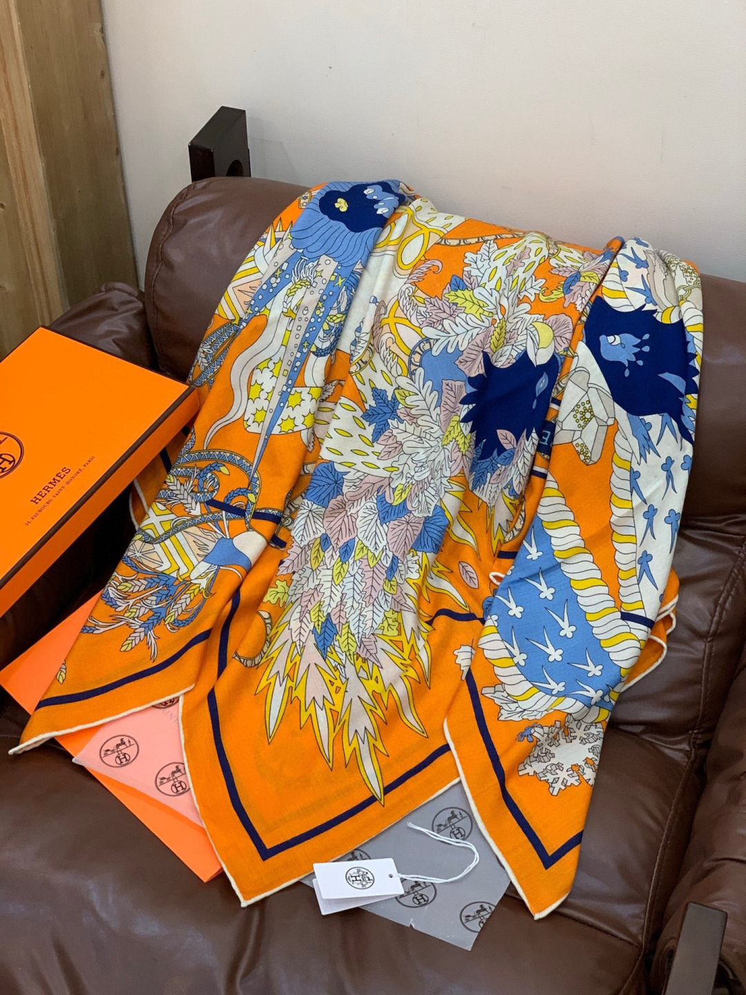 新款爱马仕四季之王的加冕140*140cm，双面同色印花，高端的重磅丝羊绒面料，正反两面效果一样，70%