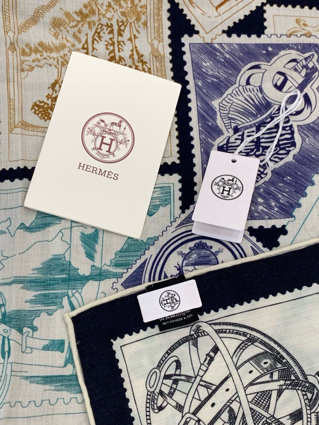 💟2025年秋冬抢先 上新💞【双面同色丝绒绒方巾】手工卷边山羊绒和真丝混纺披肩（70%山羊绒，30%桑蚕