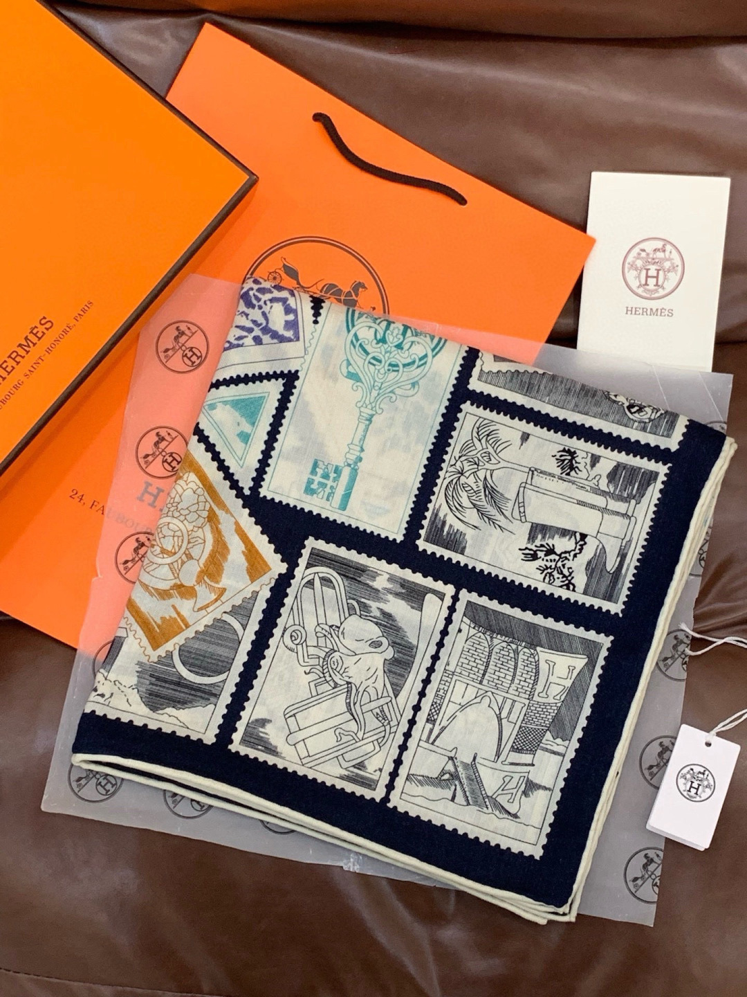 💟2025年秋冬抢先 上新💞【双面同色丝绒绒方巾】手工卷边山羊绒和真丝混纺披肩（70%山羊绒，30%桑蚕