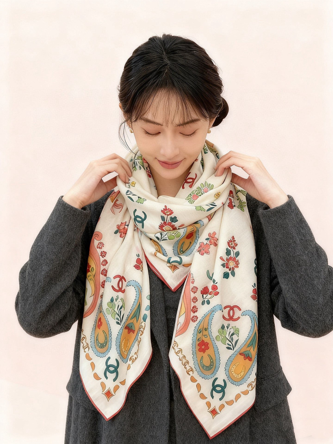 2025秋冬高级成衣系列～Chanel 【140双面同色丝绒披肩】此系列谱写一曲自由轻灵的赞歌本系列作品