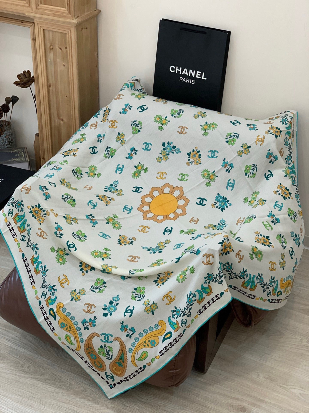 2025秋冬高级成衣系列～Chanel 【140双面同色丝绒披肩】此系列谱写一曲自由轻灵的赞歌本系列作品