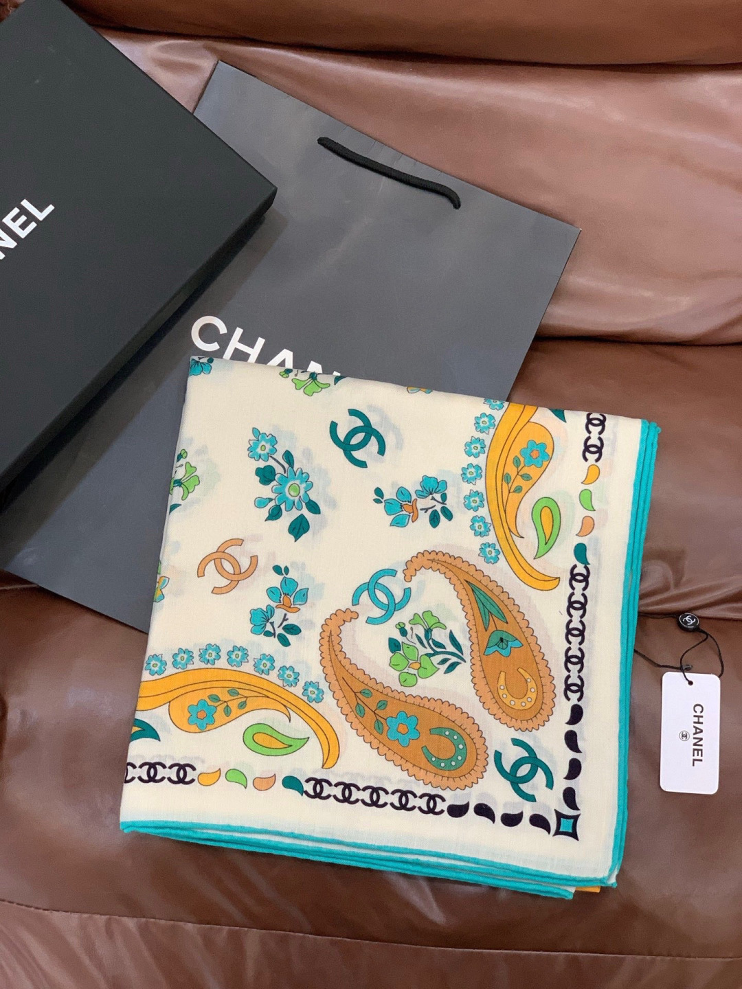 2025秋冬高级成衣系列～Chanel 【140双面同色丝绒披肩】此系列谱写一曲自由轻灵的赞歌本系列作品