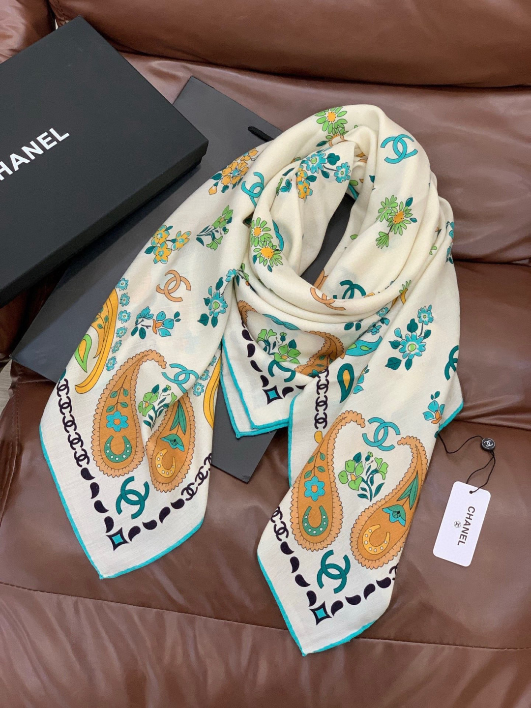 2025秋冬高级成衣系列～Chanel 【140双面同色丝绒披肩】此系列谱写一曲自由轻灵的赞歌本系列作品