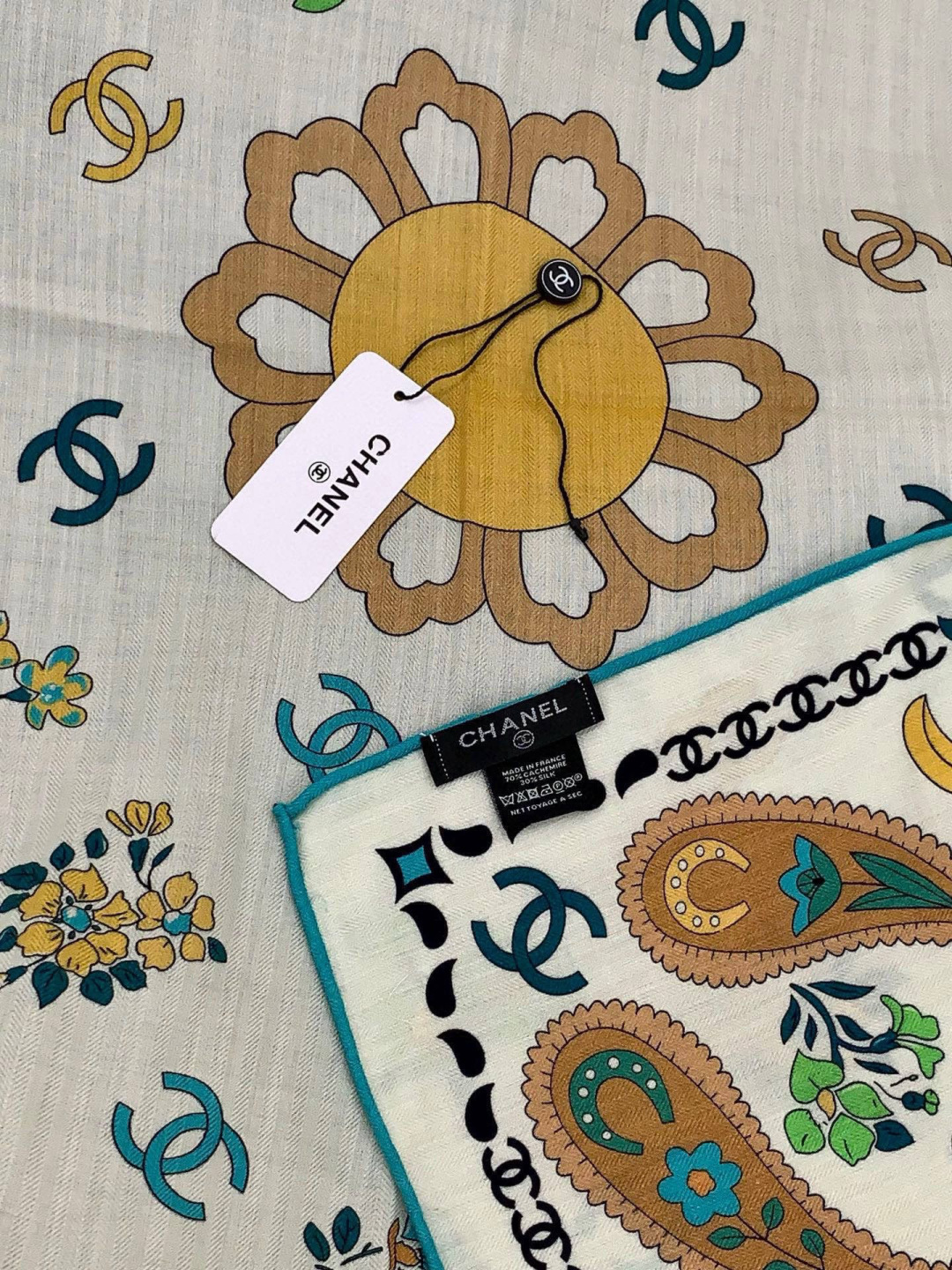 2025秋冬高级成衣系列～Chanel 【140双面同色丝绒披肩】此系列谱写一曲自由轻灵的赞歌本系列作品