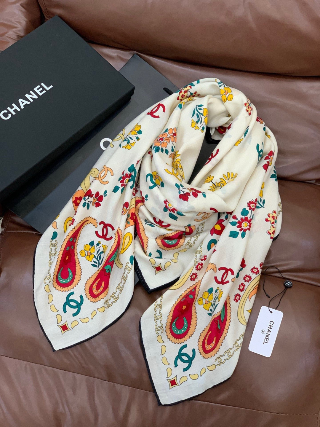 2025秋冬高级成衣系列～Chanel 【140双面同色丝绒披肩】此系列谱写一曲自由轻灵的赞歌本系列作品