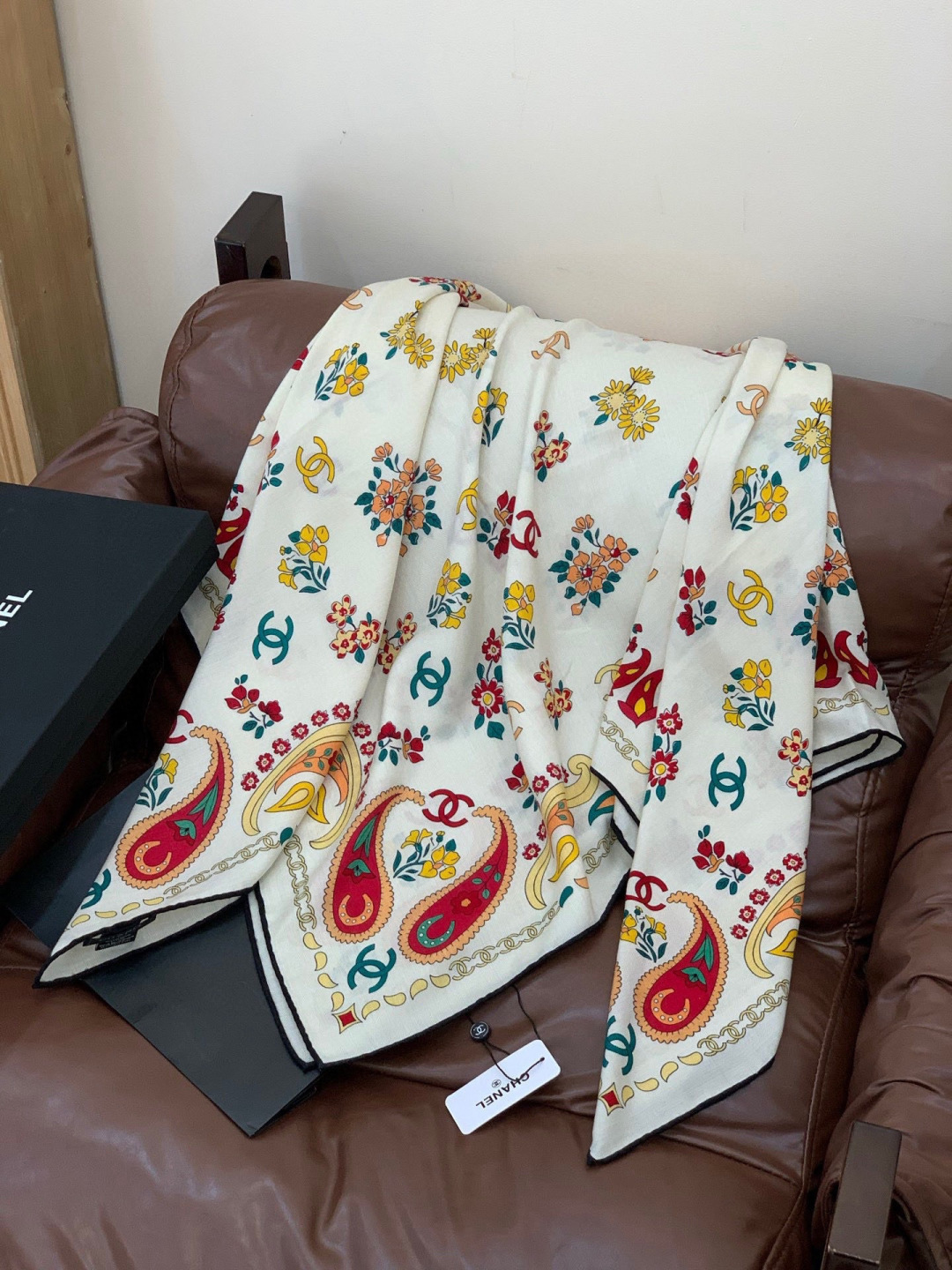 2025秋冬高级成衣系列～Chanel 【140双面同色丝绒披肩】此系列谱写一曲自由轻灵的赞歌本系列作品