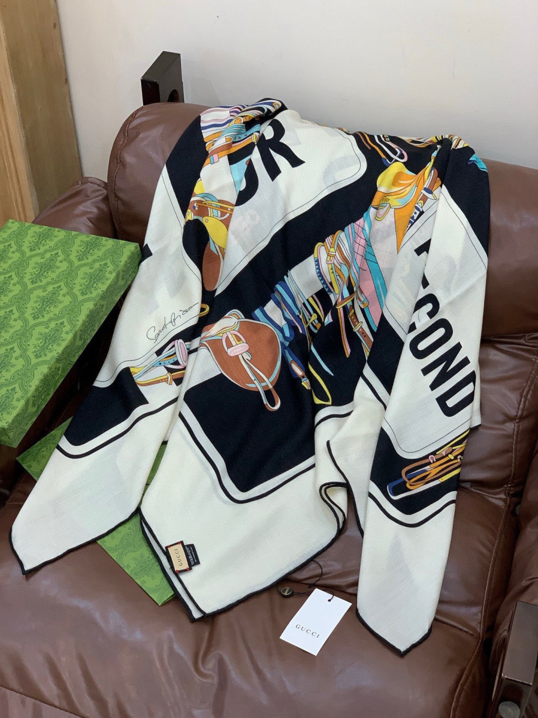 💟Gucci~140双面丝绒披肩马鞍细节和骑马图案以精致色调匠心呈献，意在向品牌与马术世界的深厚渊源致敬