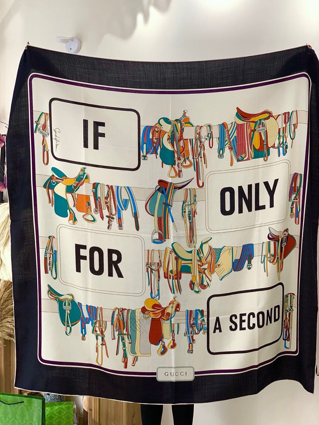 💟Gucci~140双面丝绒披肩马鞍细节和骑马图案以精致色调匠心呈献，意在向品牌与马术世界的深厚渊源致敬