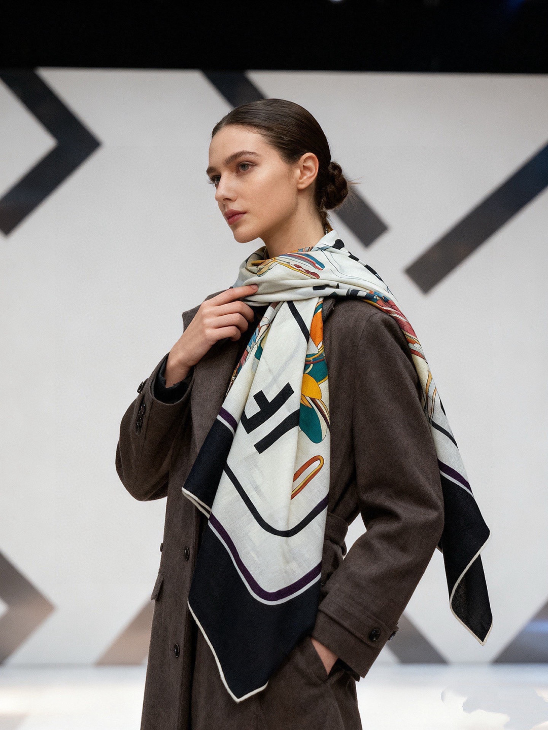 💟Gucci~140双面丝绒披肩马鞍细节和骑马图案以精致色调匠心呈献，意在向品牌与马术世界的深厚渊源致敬