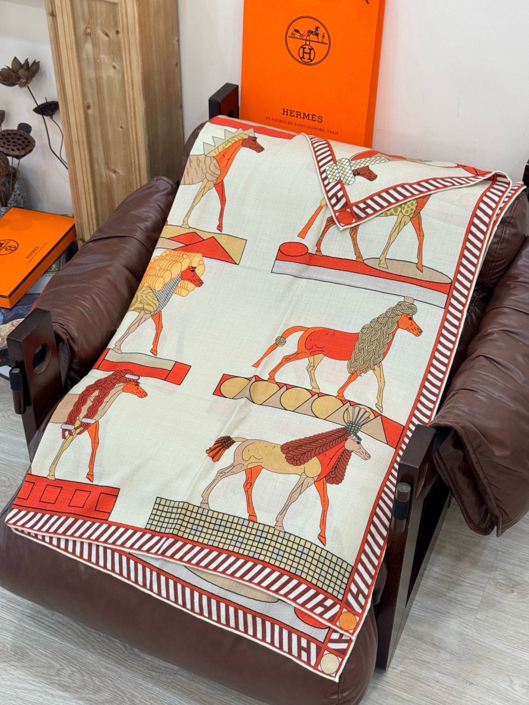 “全速前进”140双面丝绒披肩手工卷边丝绒方巾（30%桑蚕丝70%羊绒）这款经典单品展现强大而迷人的女性