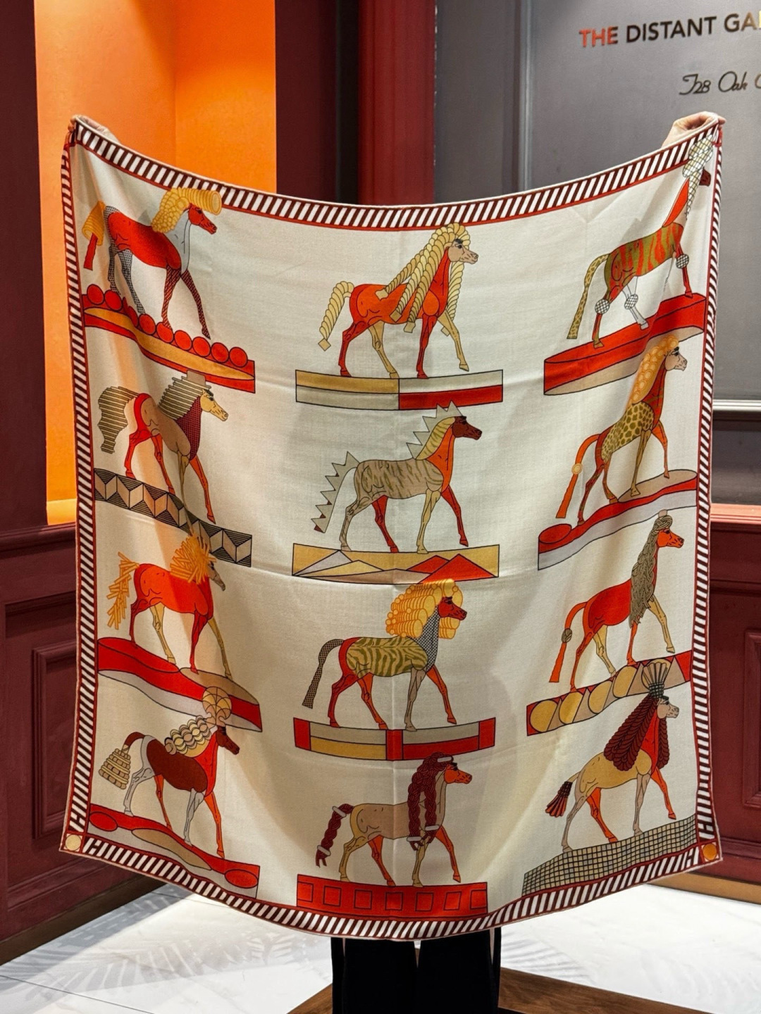 “全速前进”140双面丝绒披肩手工卷边丝绒方巾（30%桑蚕丝70%羊绒）这款经典单品展现强大而迷人的女性