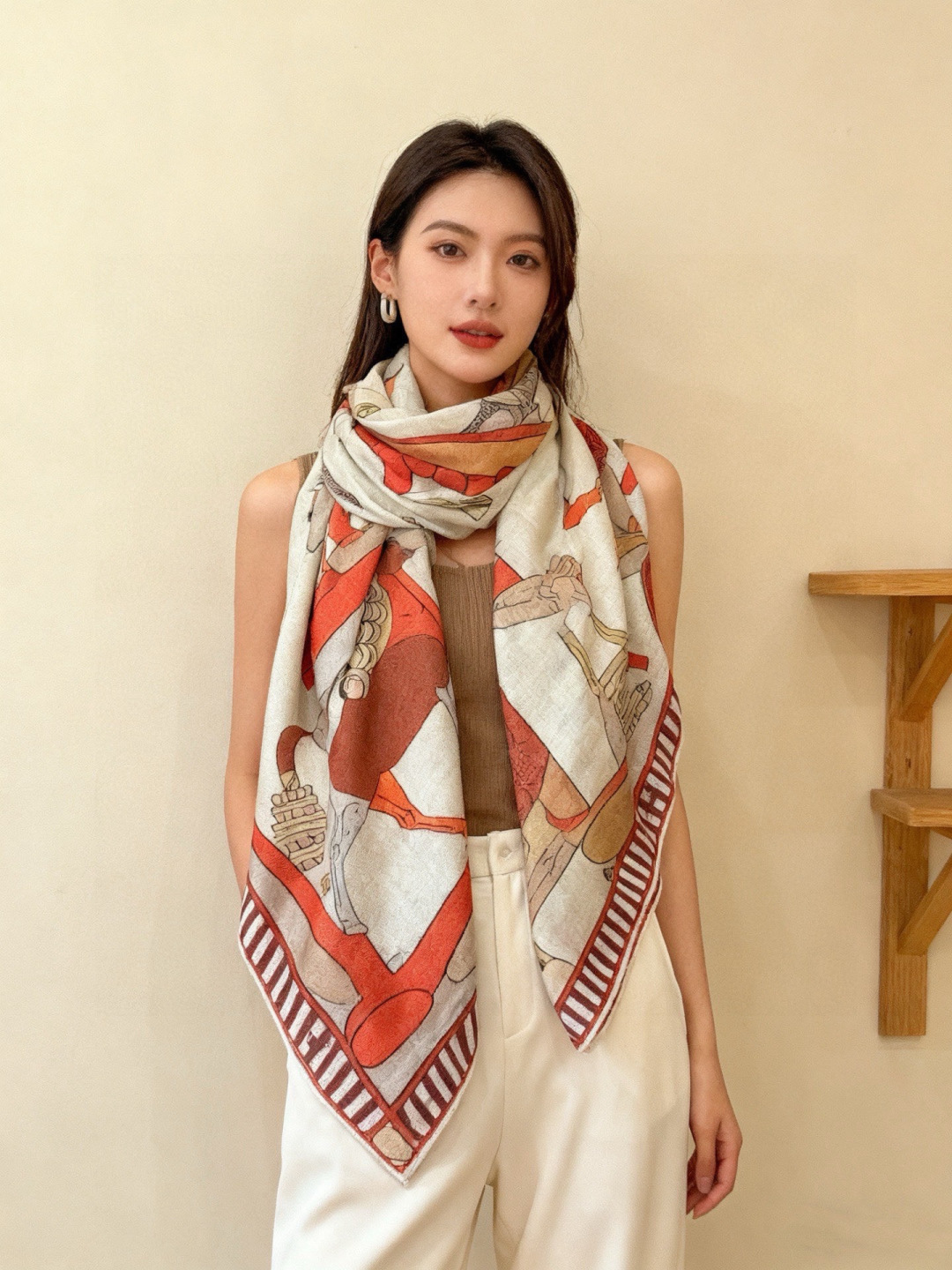 “全速前进”140双面丝绒披肩手工卷边丝绒方巾（30%桑蚕丝70%羊绒）这款经典单品展现强大而迷人的女性