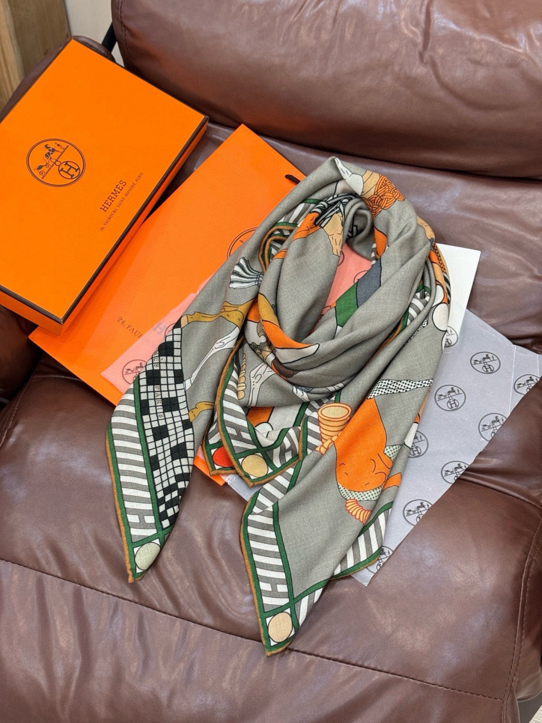 “全速前进”140双面丝绒披肩手工卷边丝绒方巾（30%桑蚕丝70%羊绒）这款经典单品展现强大而迷人的女性