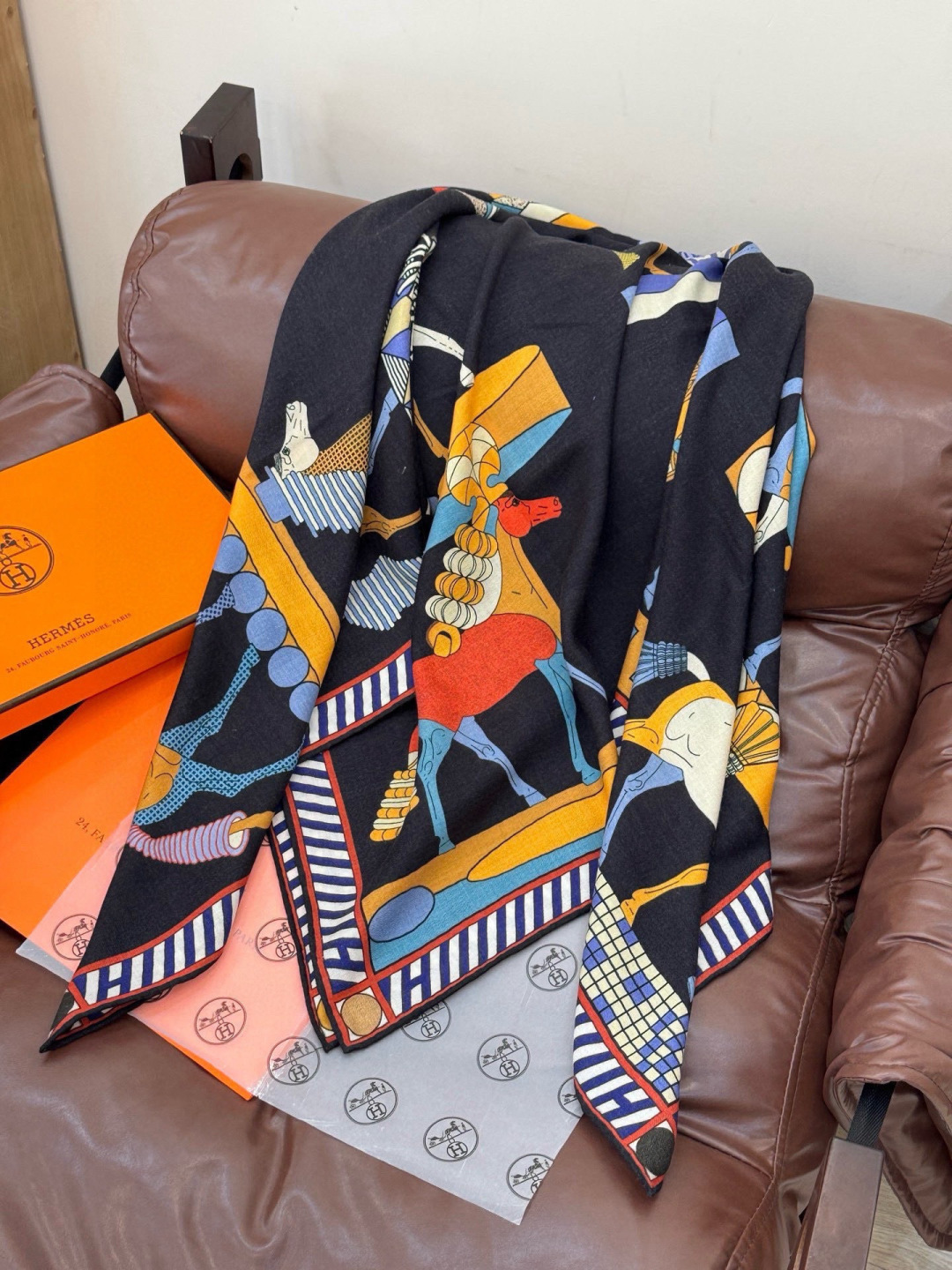 “全速前进”140双面丝绒披肩手工卷边丝绒方巾（30%桑蚕丝70%羊绒）这款经典单品展现强大而迷人的女性