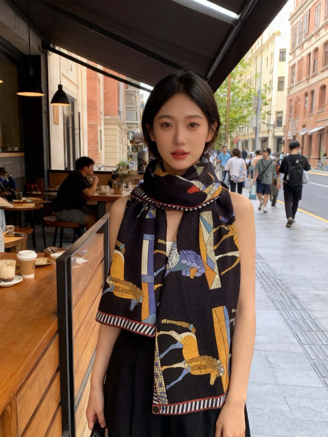 “全速前进”140双面丝绒披肩手工卷边丝绒方巾（30%桑蚕丝70%羊绒）这款经典单品展现强大而迷人的女性