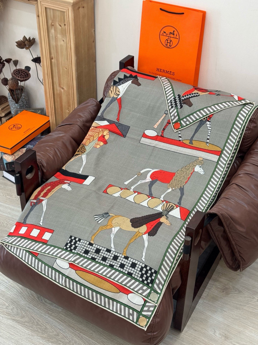 “全速前进”140双面丝绒披肩手工卷边丝绒方巾（30%桑蚕丝70%羊绒）这款经典单品展现强大而迷人的女性