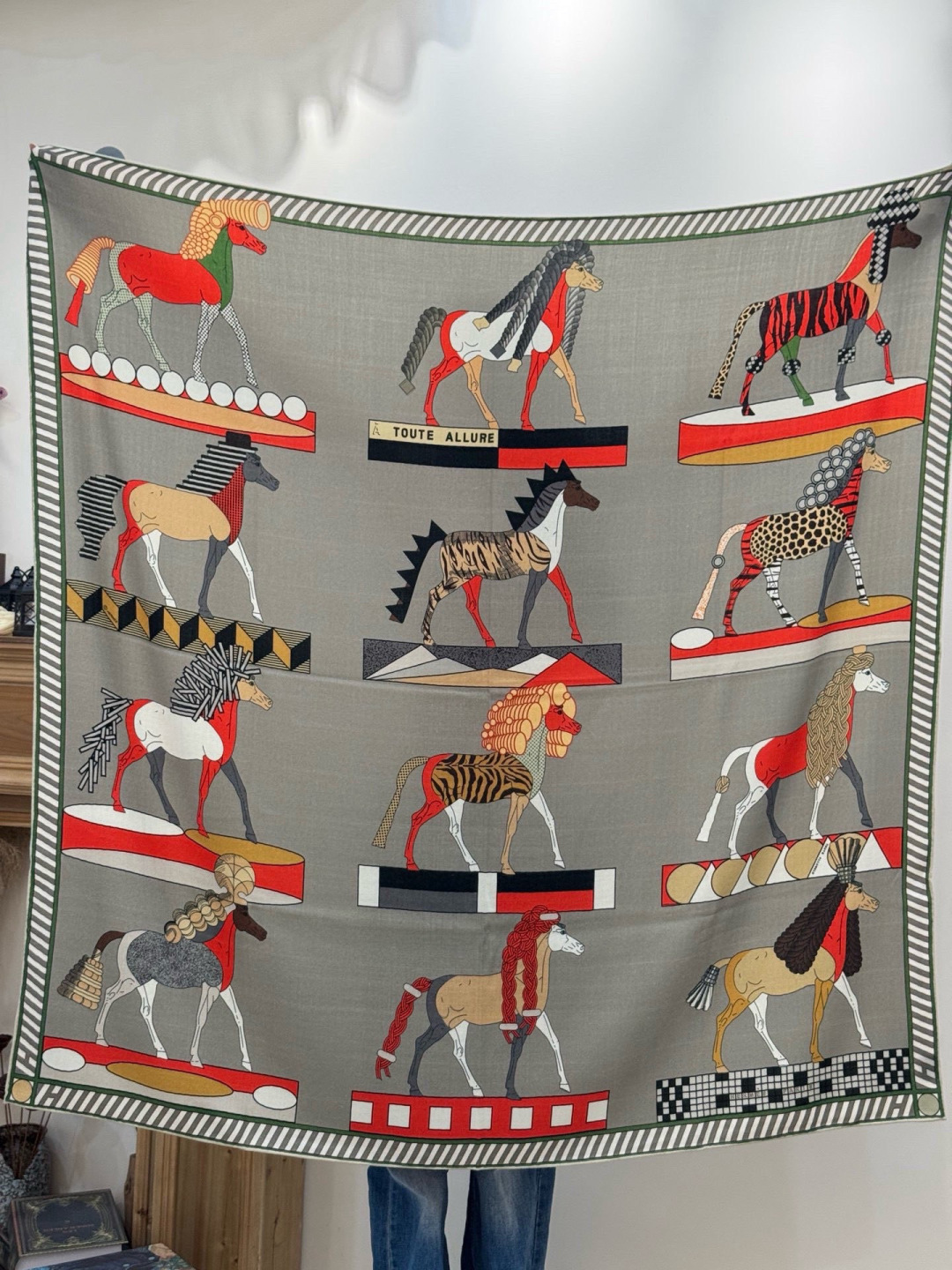 “全速前进”140双面丝绒披肩手工卷边丝绒方巾（30%桑蚕丝70%羊绒）这款经典单品展现强大而迷人的女性