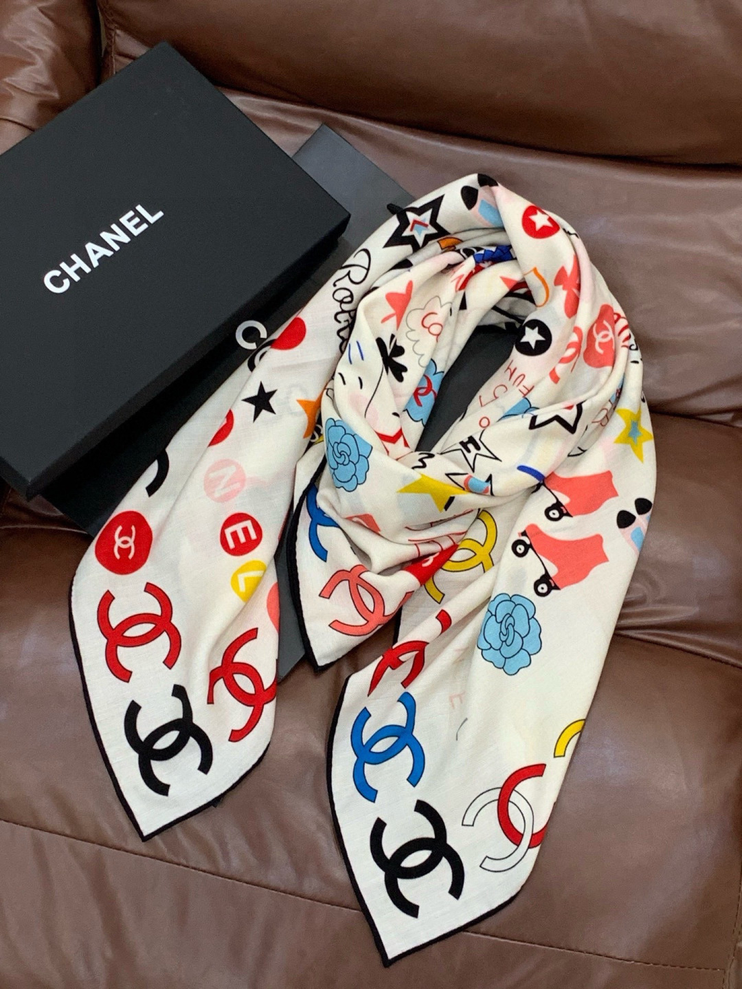 2025秋冬高级成衣系列～Chanel 【140双面同色丝绒披肩】此系列谱写一曲自由轻灵的赞歌本系列作品