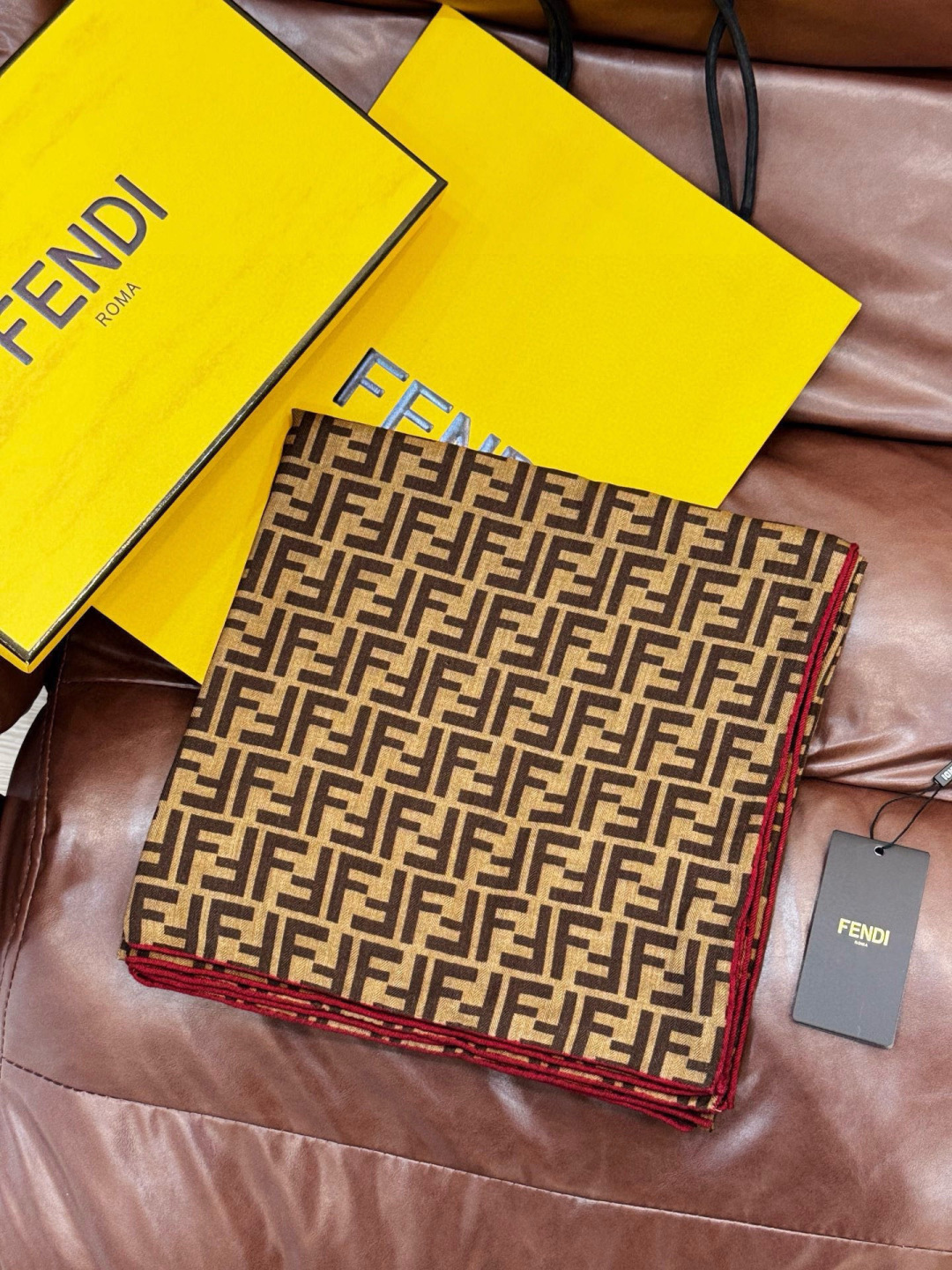 经典双F logo 遍布整条围巾丝绒材质 保暖性和手感都还不错哦秋冬必入 百搭款1962年，F公司聘用著