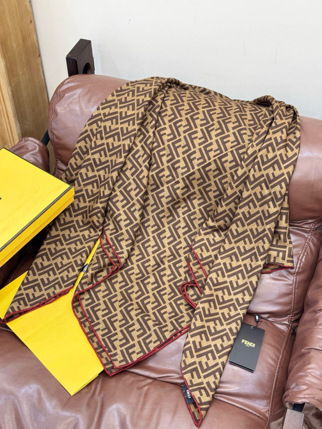 经典双F logo 遍布整条围巾丝绒材质 保暖性和手感都还不错哦秋冬必入 百搭款1962年，F公司聘用著