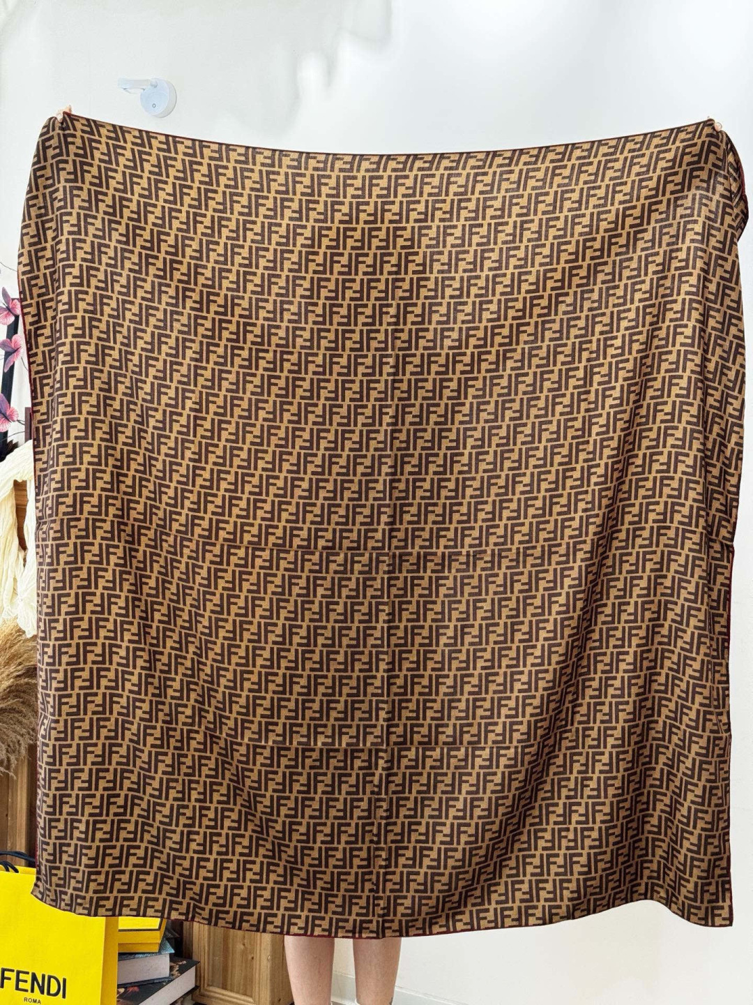 经典双F logo 遍布整条围巾丝绒材质 保暖性和手感都还不错哦秋冬必入 百搭款1962年，F公司聘用著