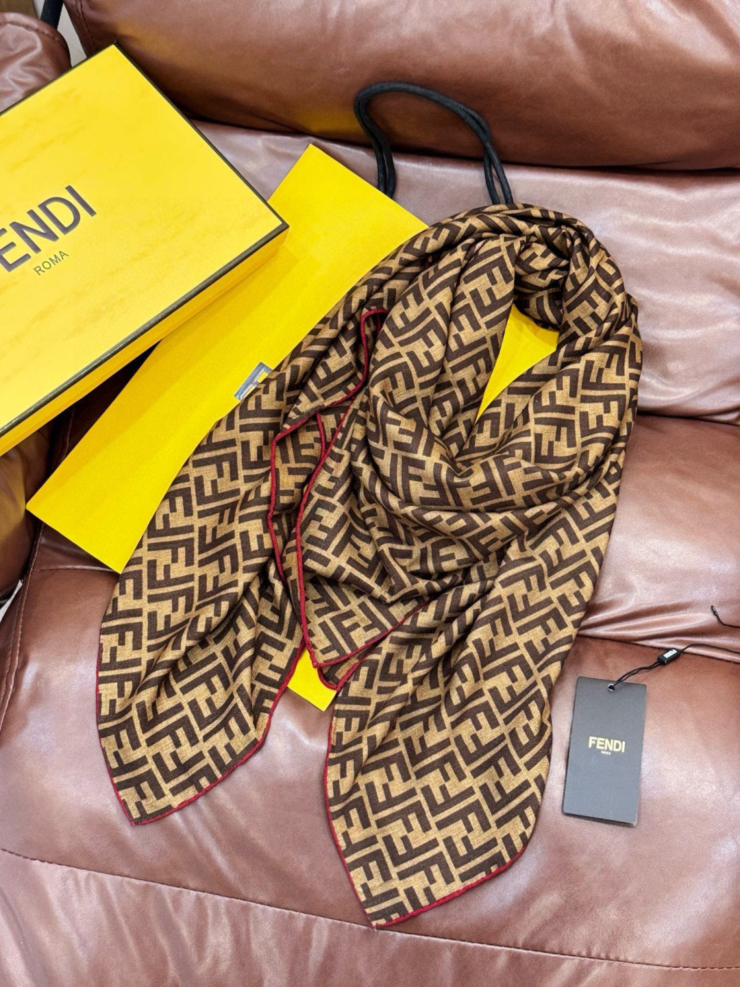 经典双F logo 遍布整条围巾丝绒材质 保暖性和手感都还不错哦秋冬必入 百搭款1962年，F公司聘用著