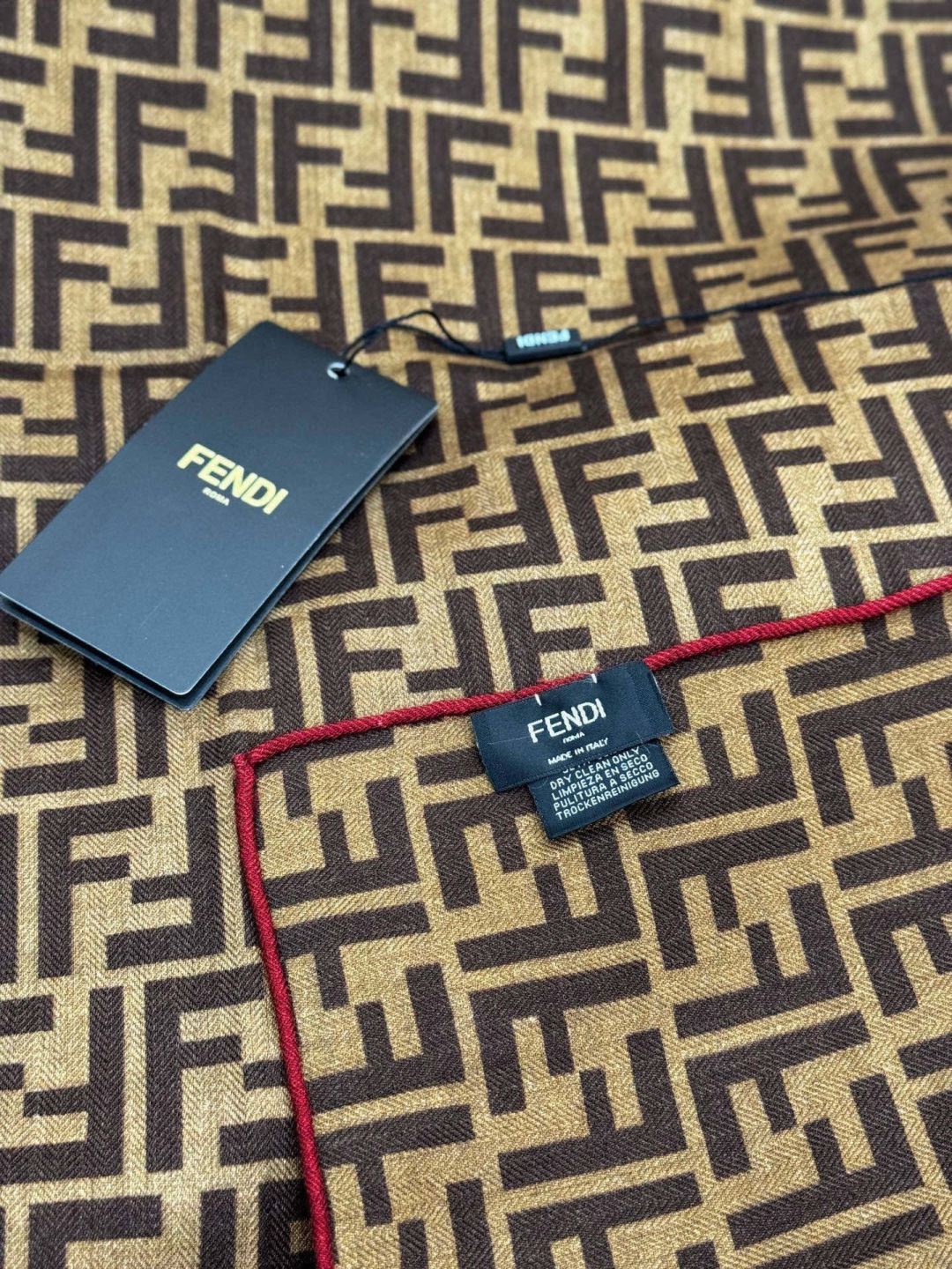 经典双F logo 遍布整条围巾丝绒材质 保暖性和手感都还不错哦秋冬必入 百搭款1962年，F公司聘用著