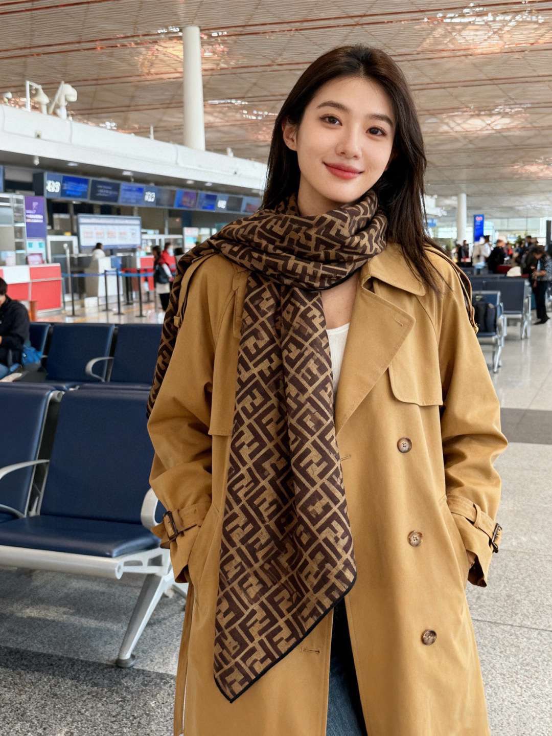 经典双F logo 遍布整条围巾丝绒材质 保暖性和手感都还不错哦秋冬必入 百搭款1962年，F公司聘用著