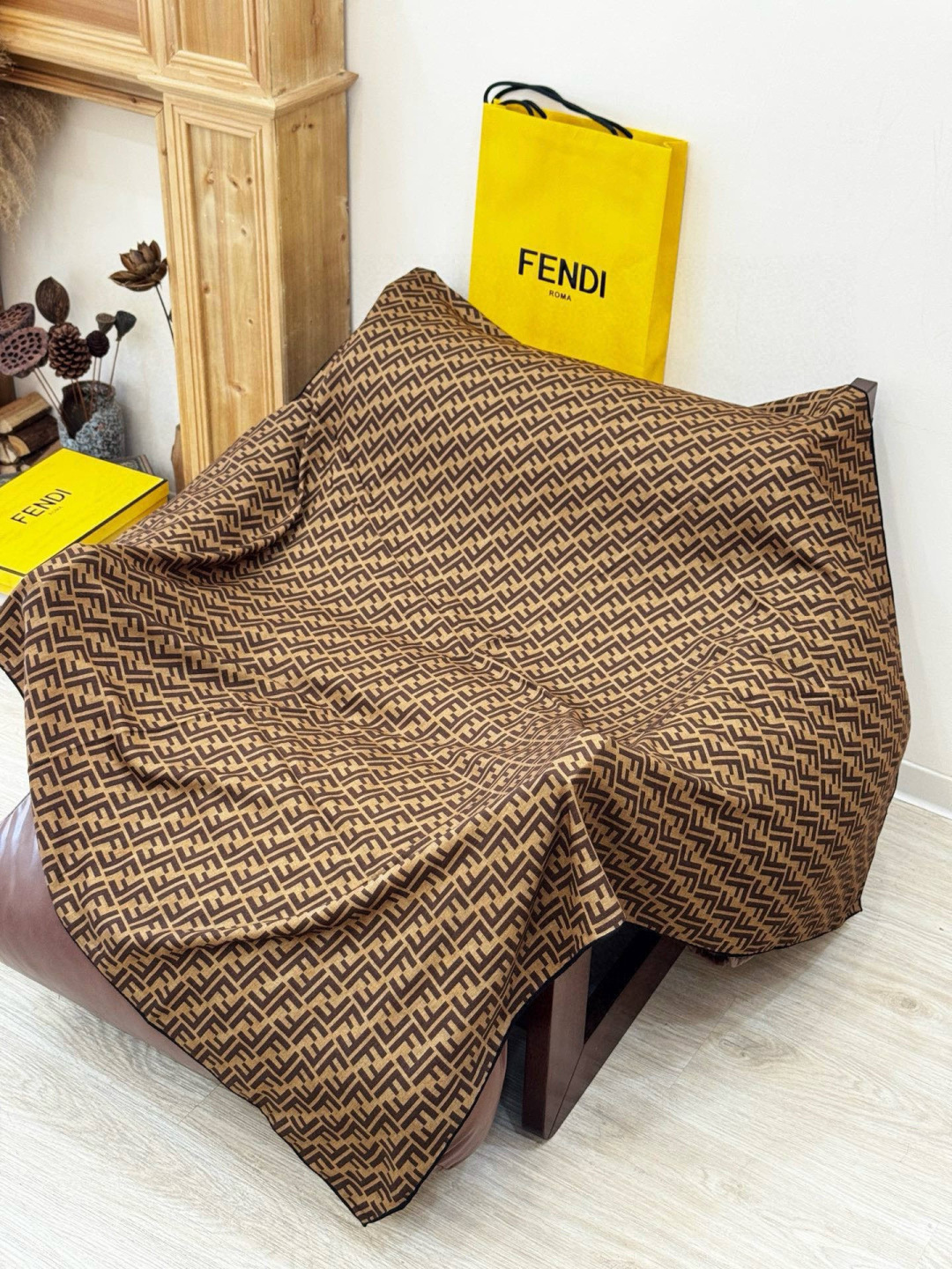 经典双F logo 遍布整条围巾丝绒材质 保暖性和手感都还不错哦秋冬必入 百搭款1962年，F公司聘用著