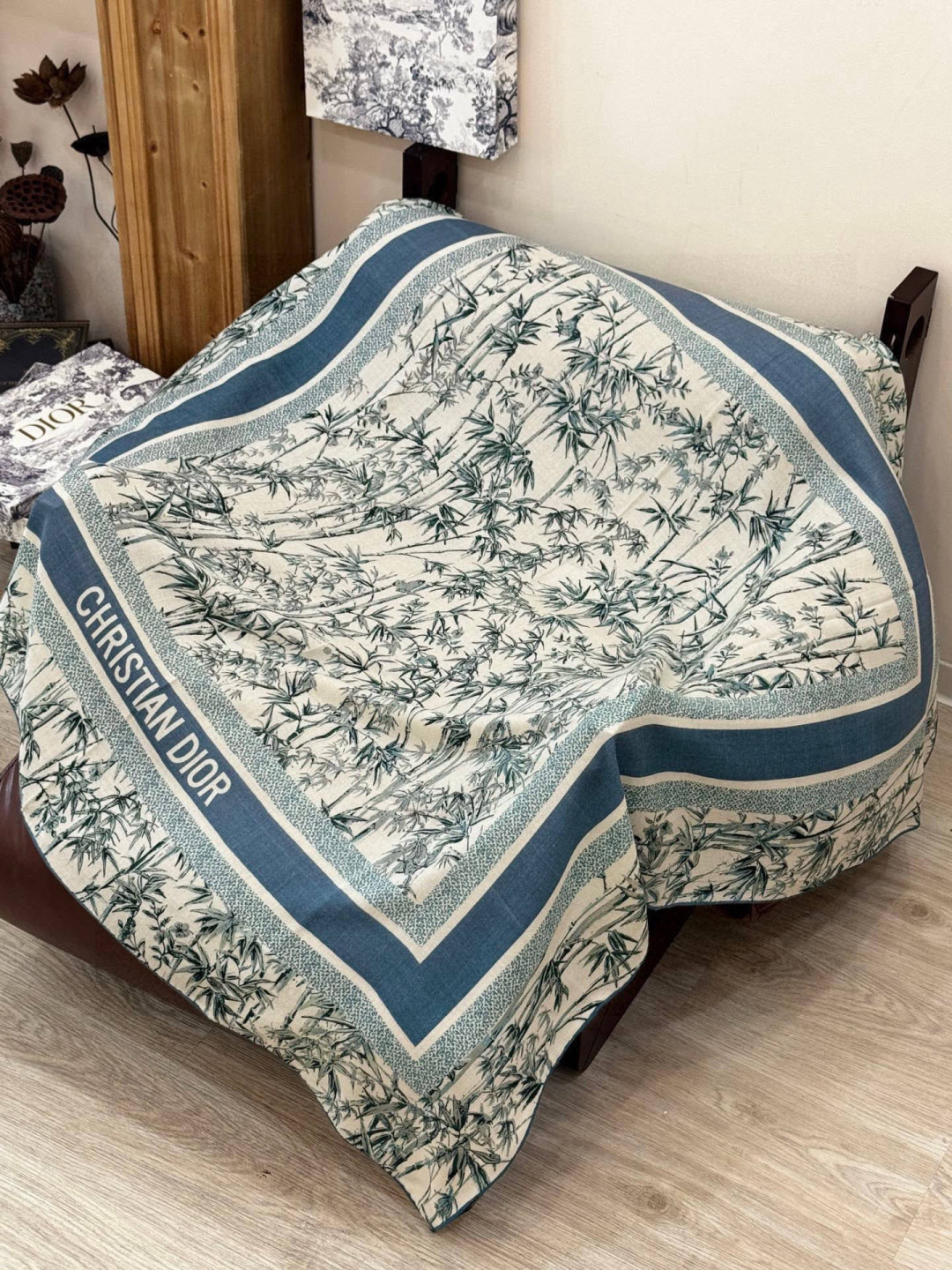 Dior 140丝绒双面同色印花披肩140 厘米丝绒面料多色 Millefiori 图案这款披肩饰以多色