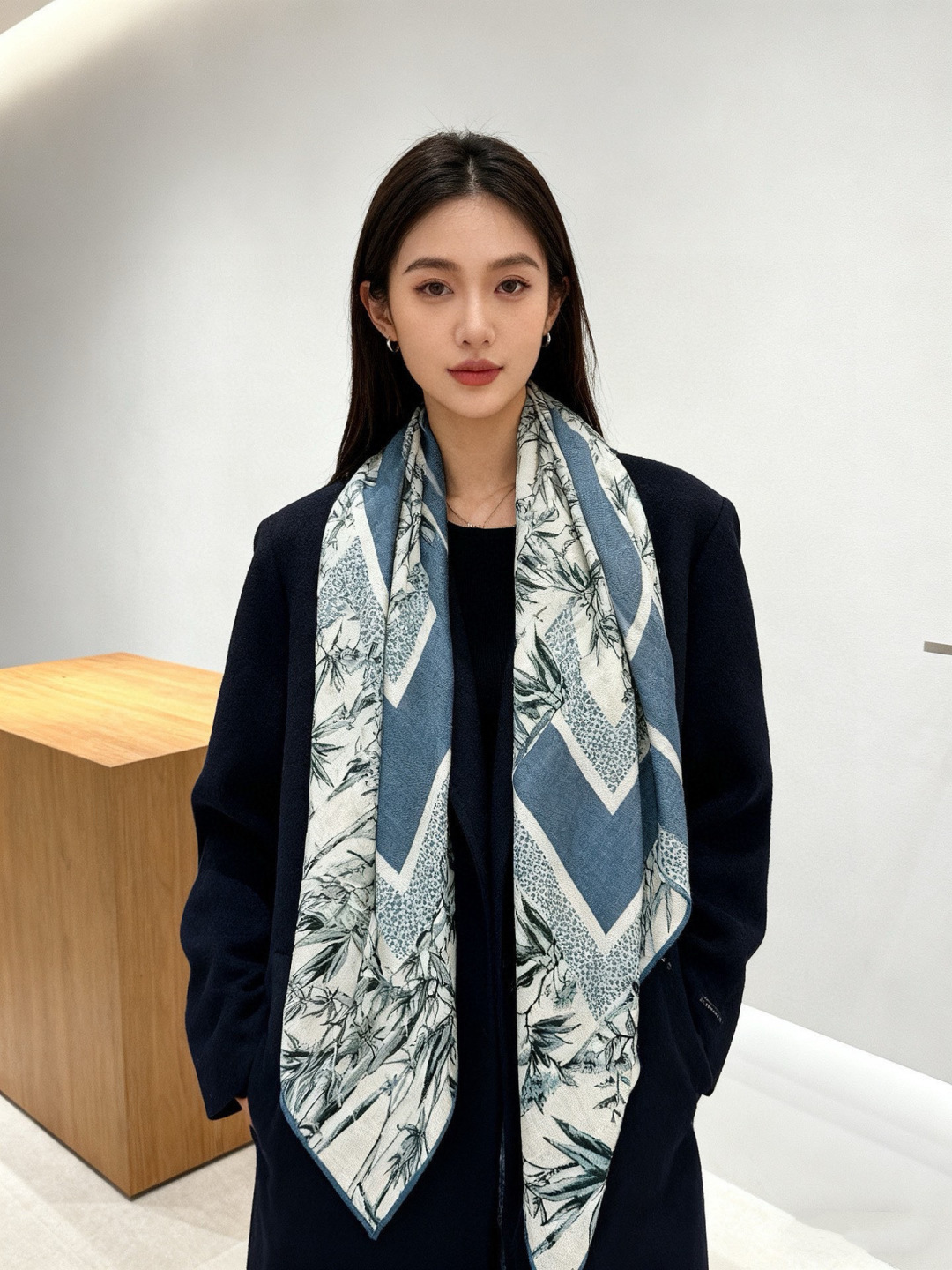 Dior 140丝绒双面同色印花披肩140 厘米丝绒面料多色 Millefiori 图案这款披肩饰以多色