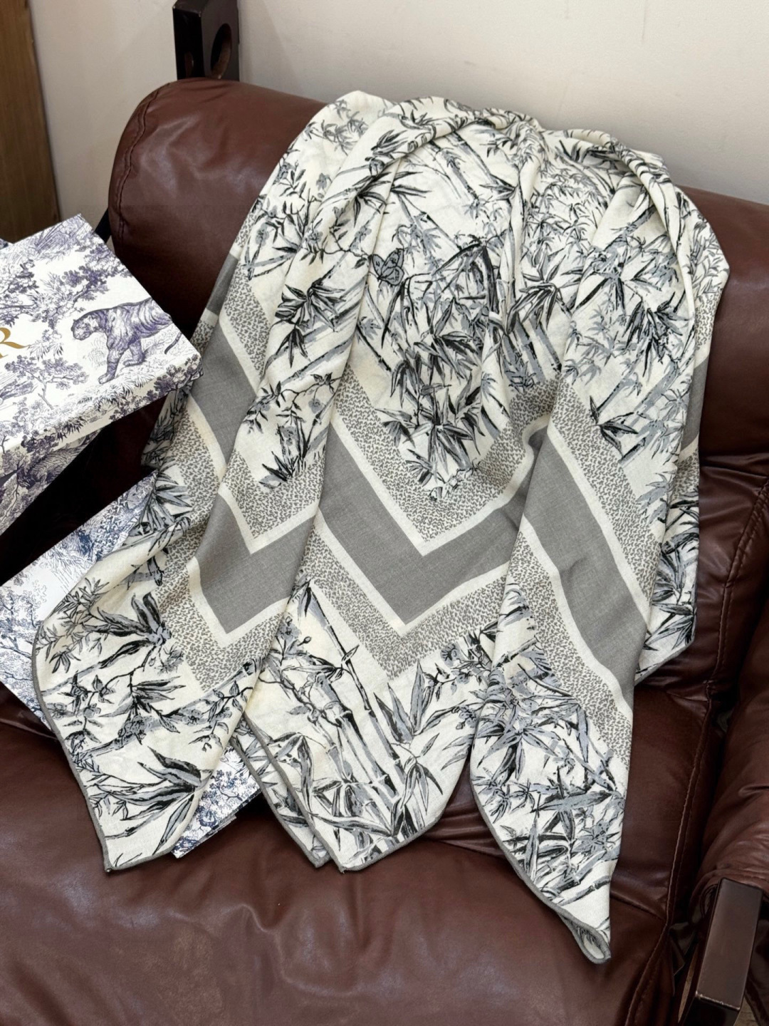 Dior 140丝绒双面同色印花披肩140 厘米丝绒面料多色 Millefiori 图案这款披肩饰以多色