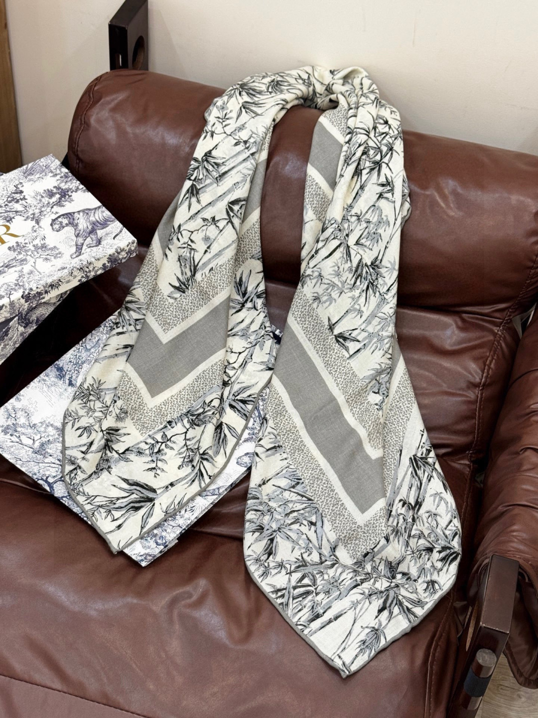 Dior 140丝绒双面同色印花披肩140 厘米丝绒面料多色 Millefiori 图案这款披肩饰以多色