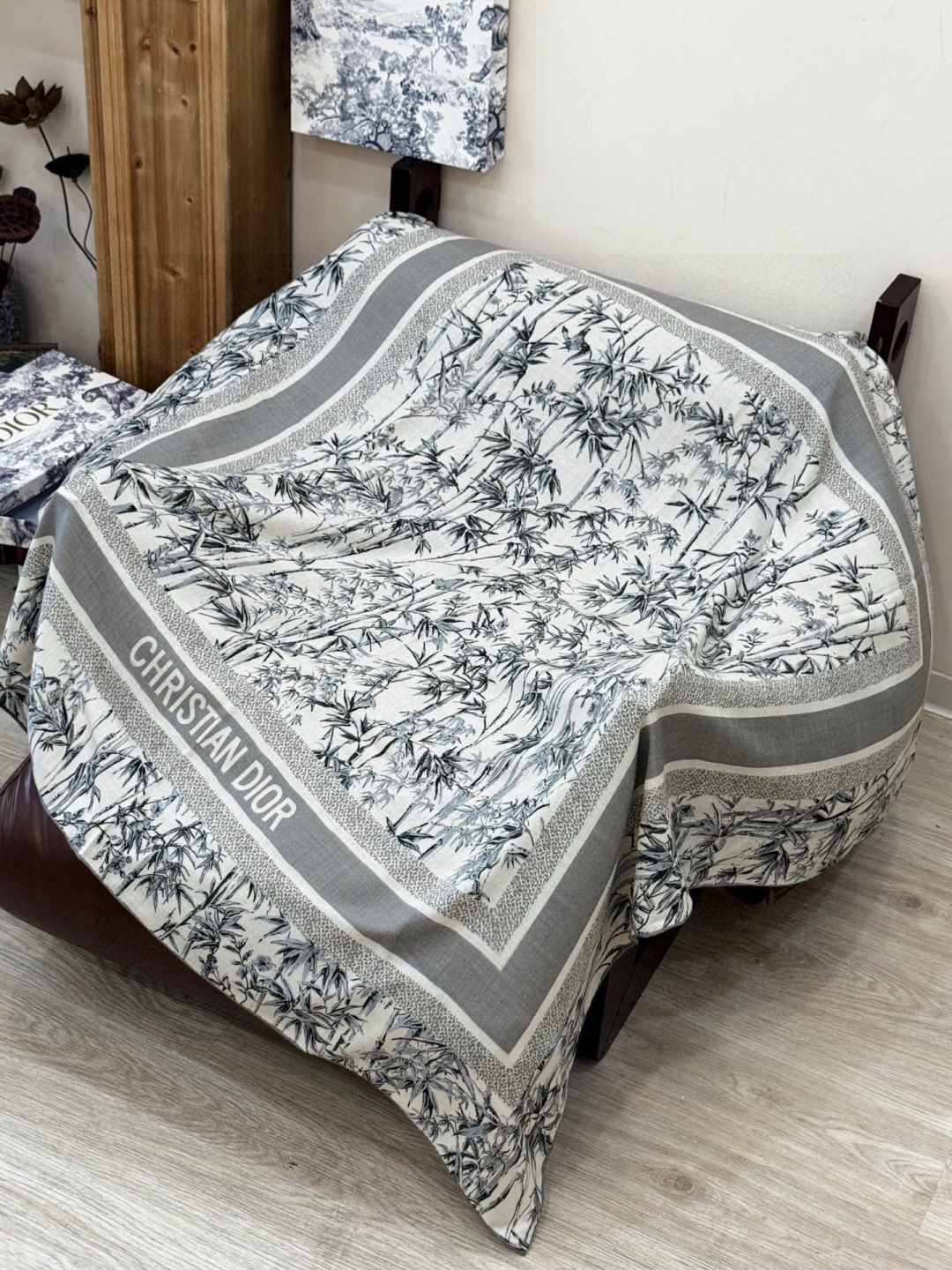 Dior 140丝绒双面同色印花披肩140 厘米丝绒面料多色 Millefiori 图案这款披肩饰以多色