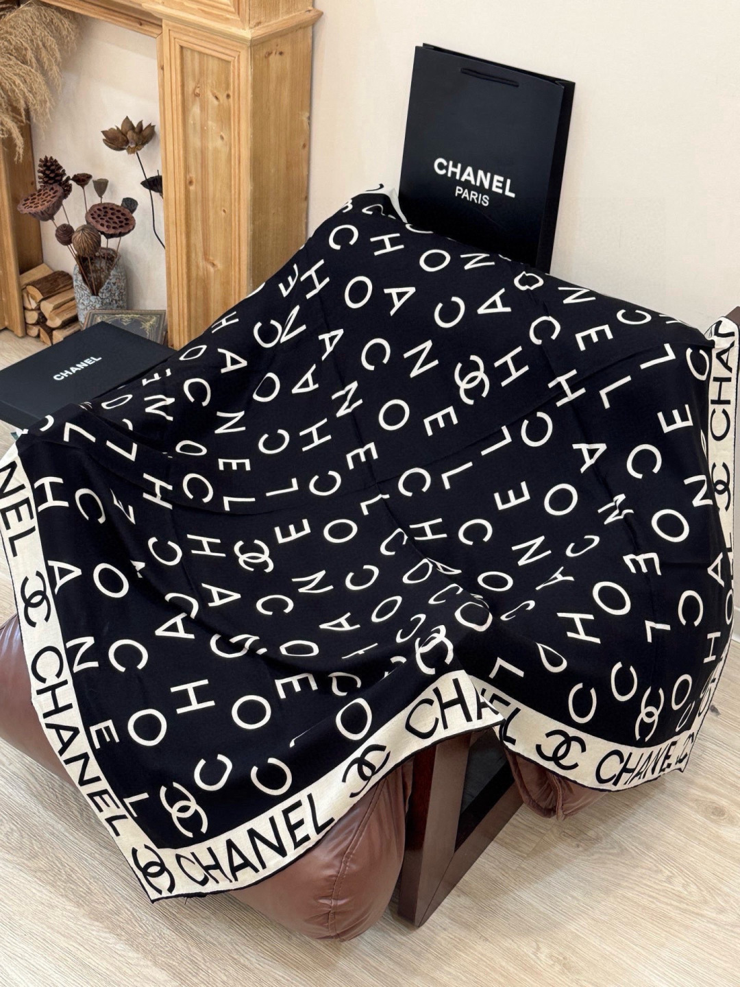 Chanel ~20。【140顶级双面丝绒披肩】香家logo与字母的完美碰撞设计底部还有隐隐约约的双C小