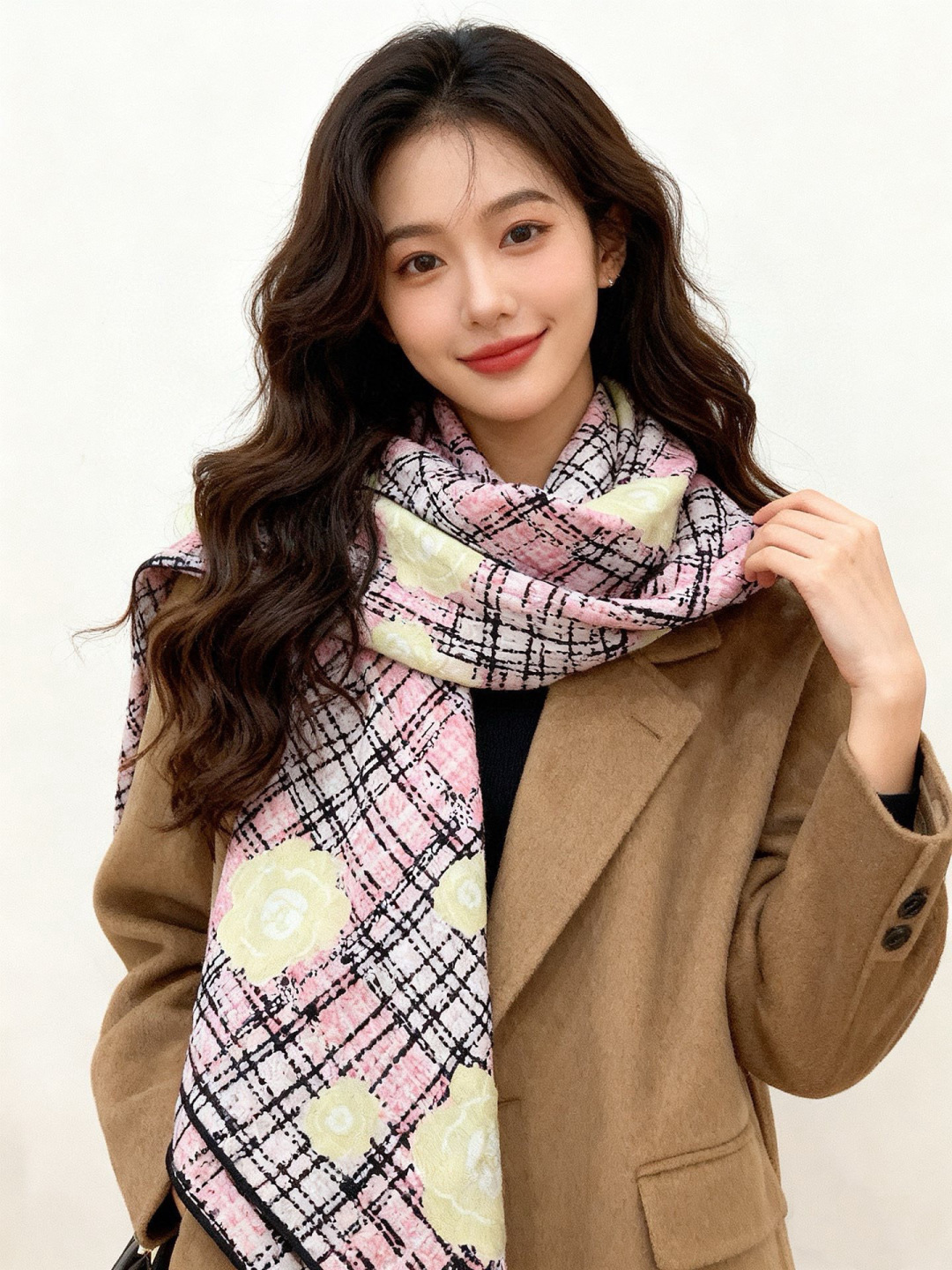 Chanel ~25秋冬新品～“花呢纹理与山茶花”【140双面丝绒披肩】手工卷边丝绒方巾（30%桑蚕丝7