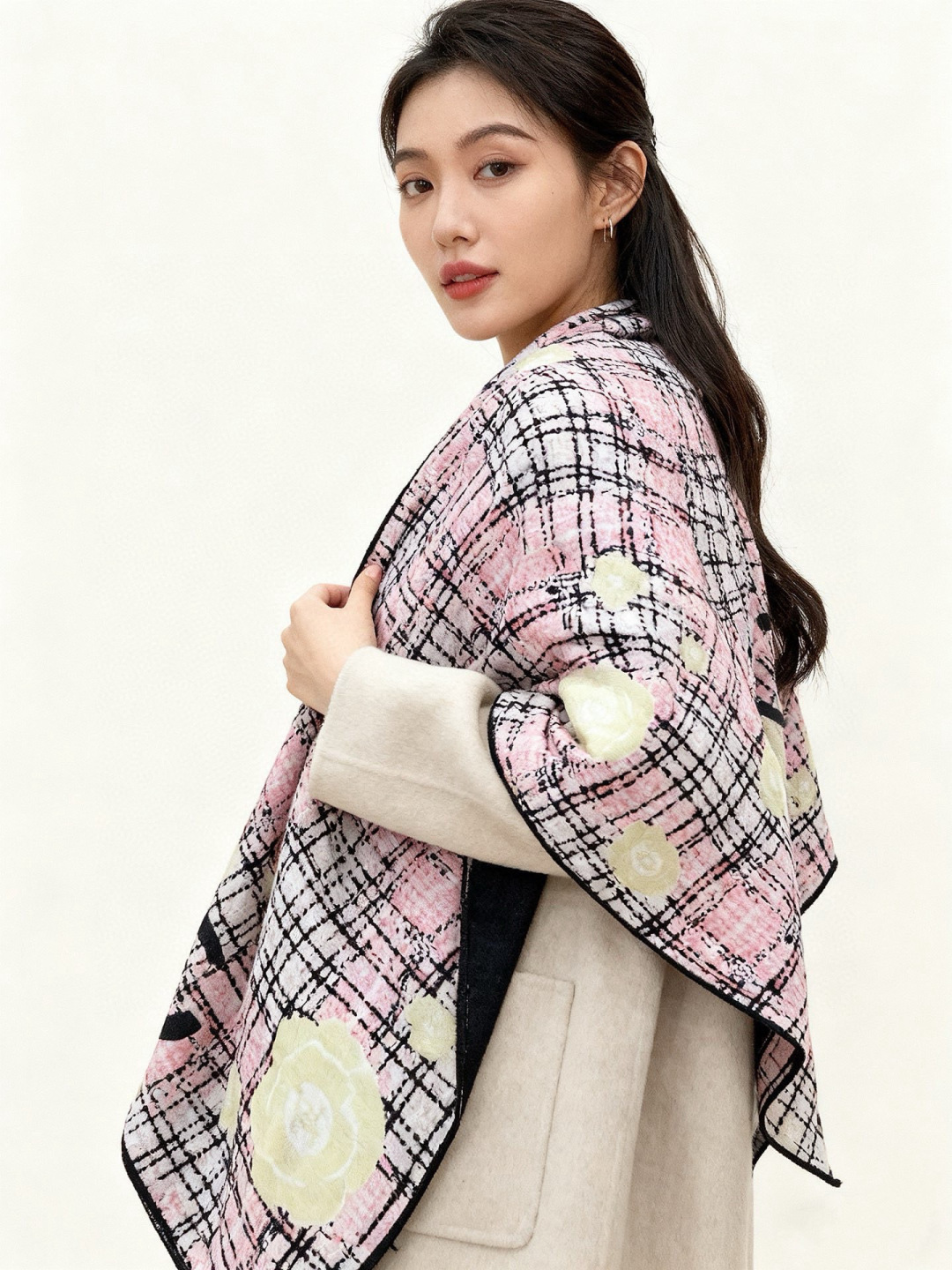 Chanel ~25秋冬新品～“花呢纹理与山茶花”【140双面丝绒披肩】手工卷边丝绒方巾（30%桑蚕丝7