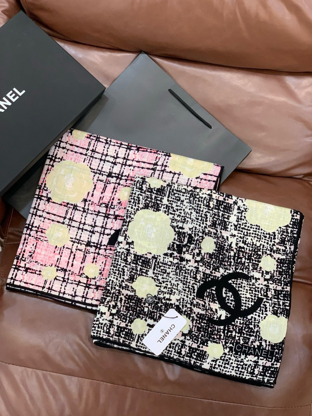 Chanel ~25秋冬新品～“花呢纹理与山茶花”【140双面丝绒披肩】手工卷边丝绒方巾（30%桑蚕丝7