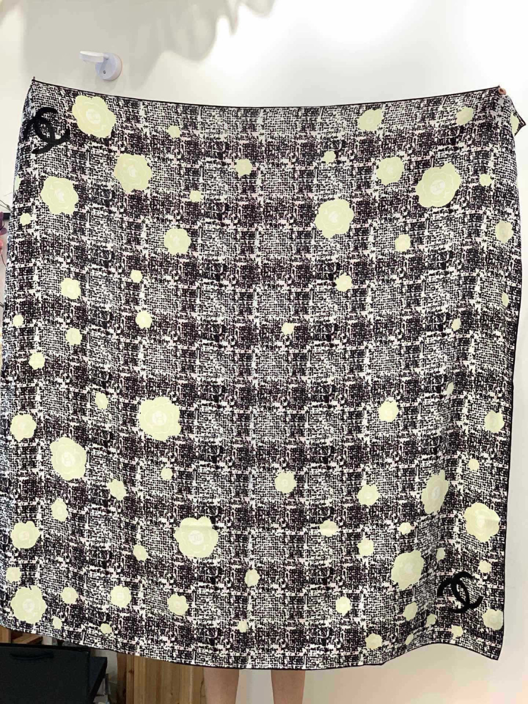 Chanel ~25秋冬新品～“花呢纹理与山茶花”【140双面丝绒披肩】手工卷边丝绒方巾（30%桑蚕丝7