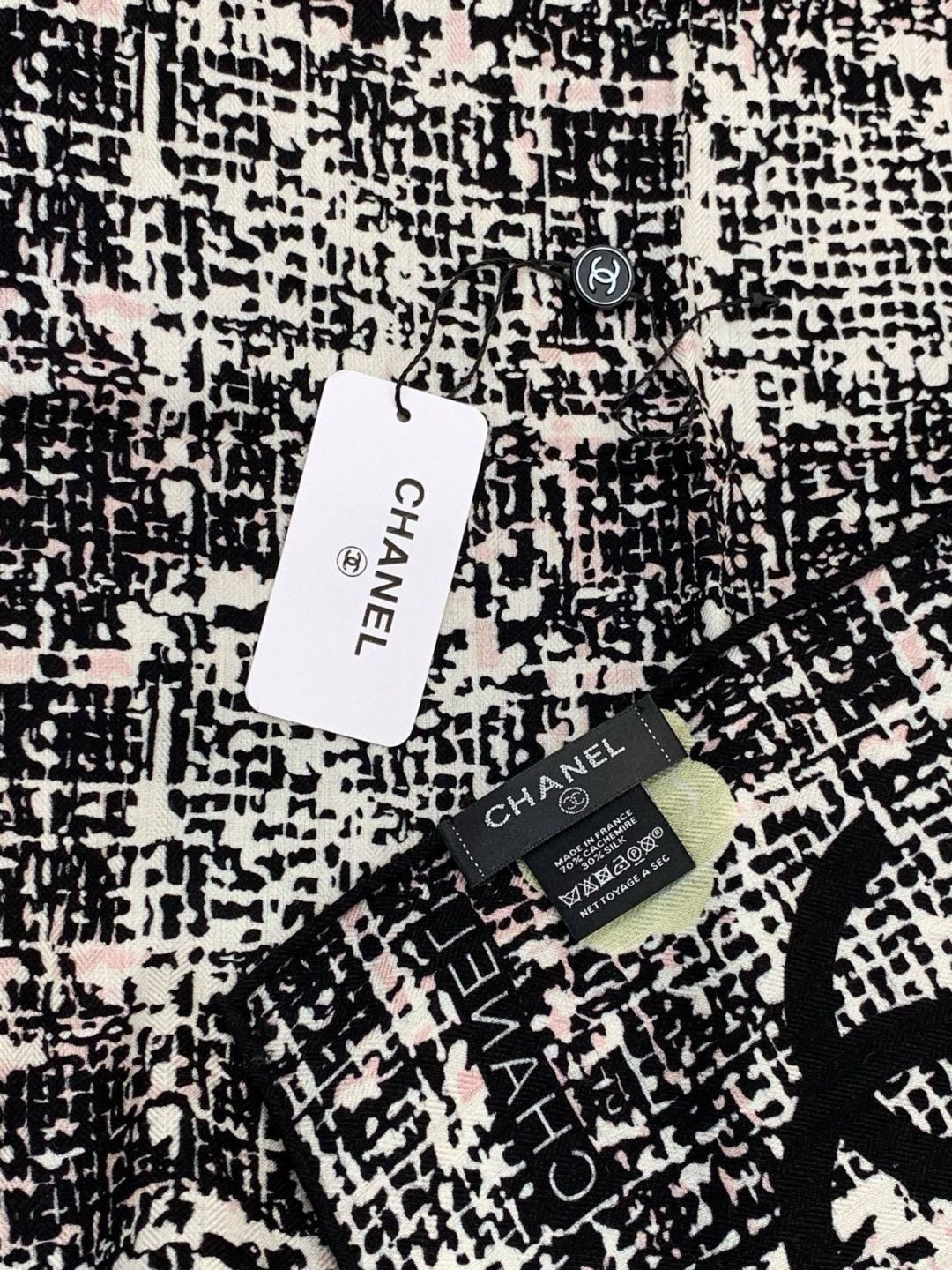 Chanel ~25秋冬新品～“花呢纹理与山茶花”【140双面丝绒披肩】手工卷边丝绒方巾（30%桑蚕丝7