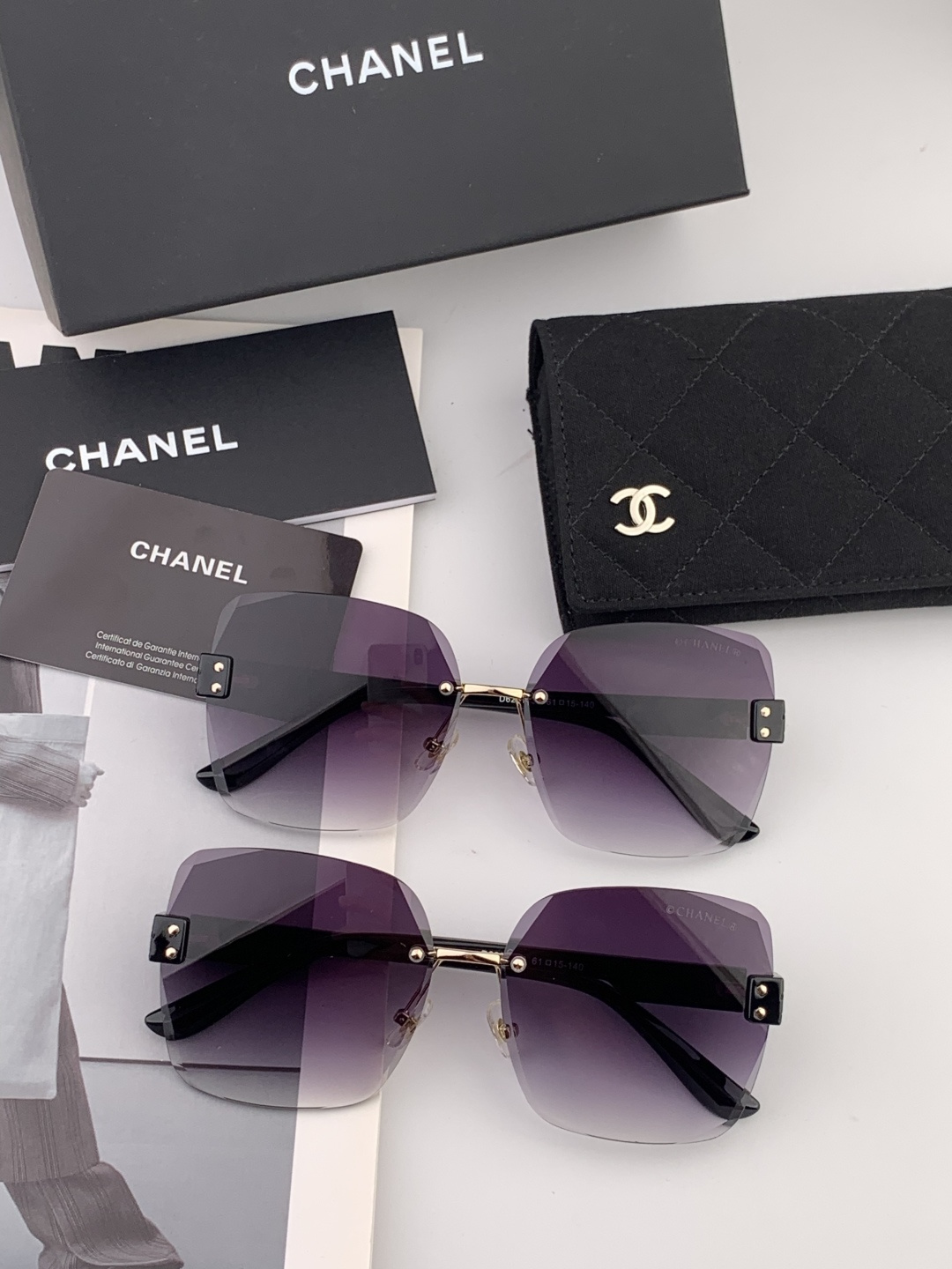 香奈儿 新款太阳镜太漂亮的款,爆到断货。镜片采用尼龙材质,透光度清晰的同时又保护眼睛,镜框采用环保无磁不