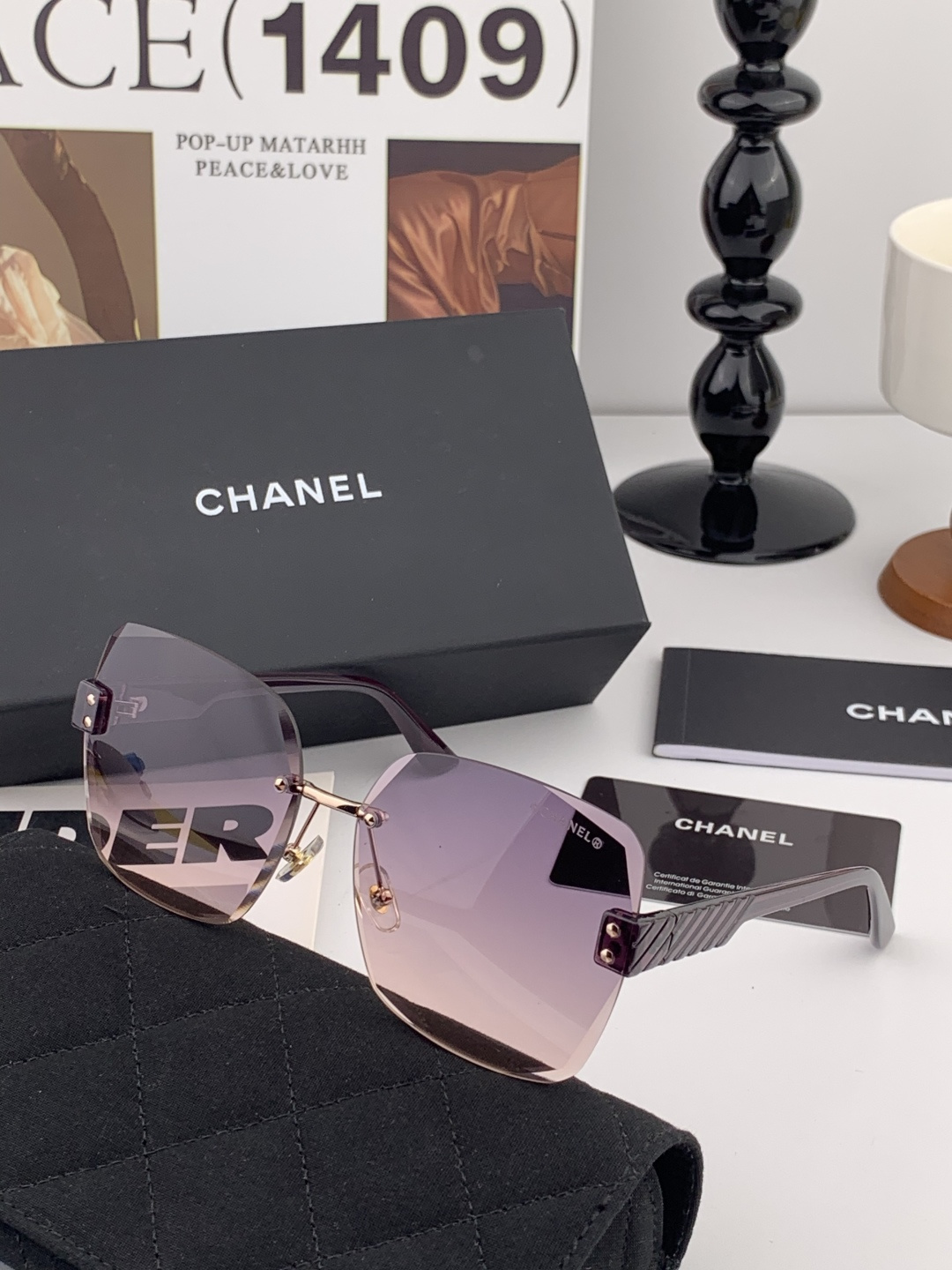 香奈儿 新款太阳镜太漂亮的款,爆到断货。镜片采用尼龙材质,透光度清晰的同时又保护眼睛,镜框采用环保无磁不