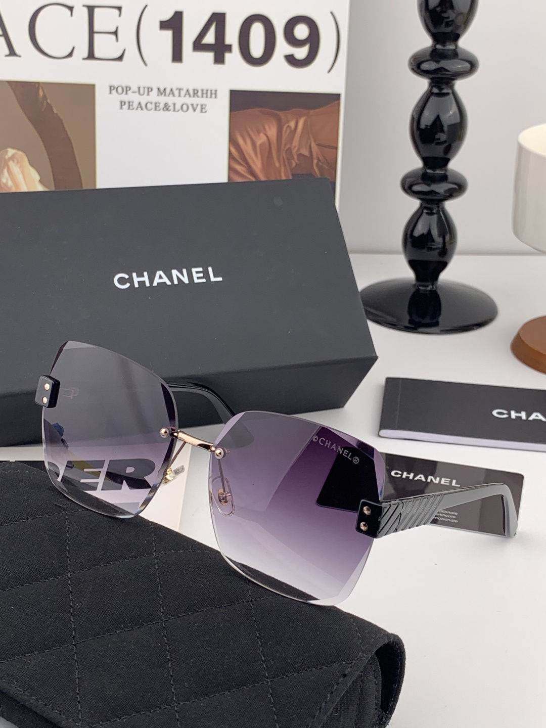 香奈儿 新款太阳镜太漂亮的款,爆到断货。镜片采用尼龙材质,透光度清晰的同时又保护眼睛,镜框采用环保无磁不