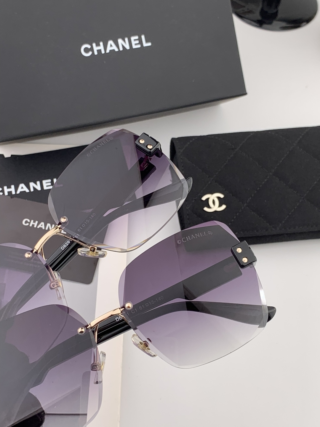 香奈儿 新款太阳镜太漂亮的款,爆到断货。镜片采用尼龙材质,透光度清晰的同时又保护眼睛,镜框采用环保无磁不