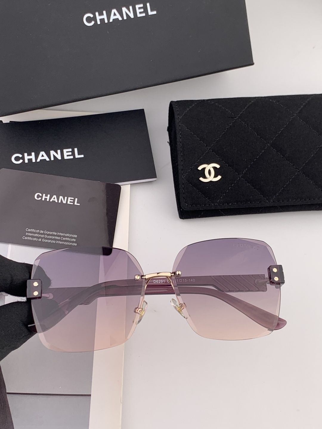 香奈儿 新款太阳镜太漂亮的款,爆到断货。镜片采用尼龙材质,透光度清晰的同时又保护眼睛,镜框采用环保无磁不