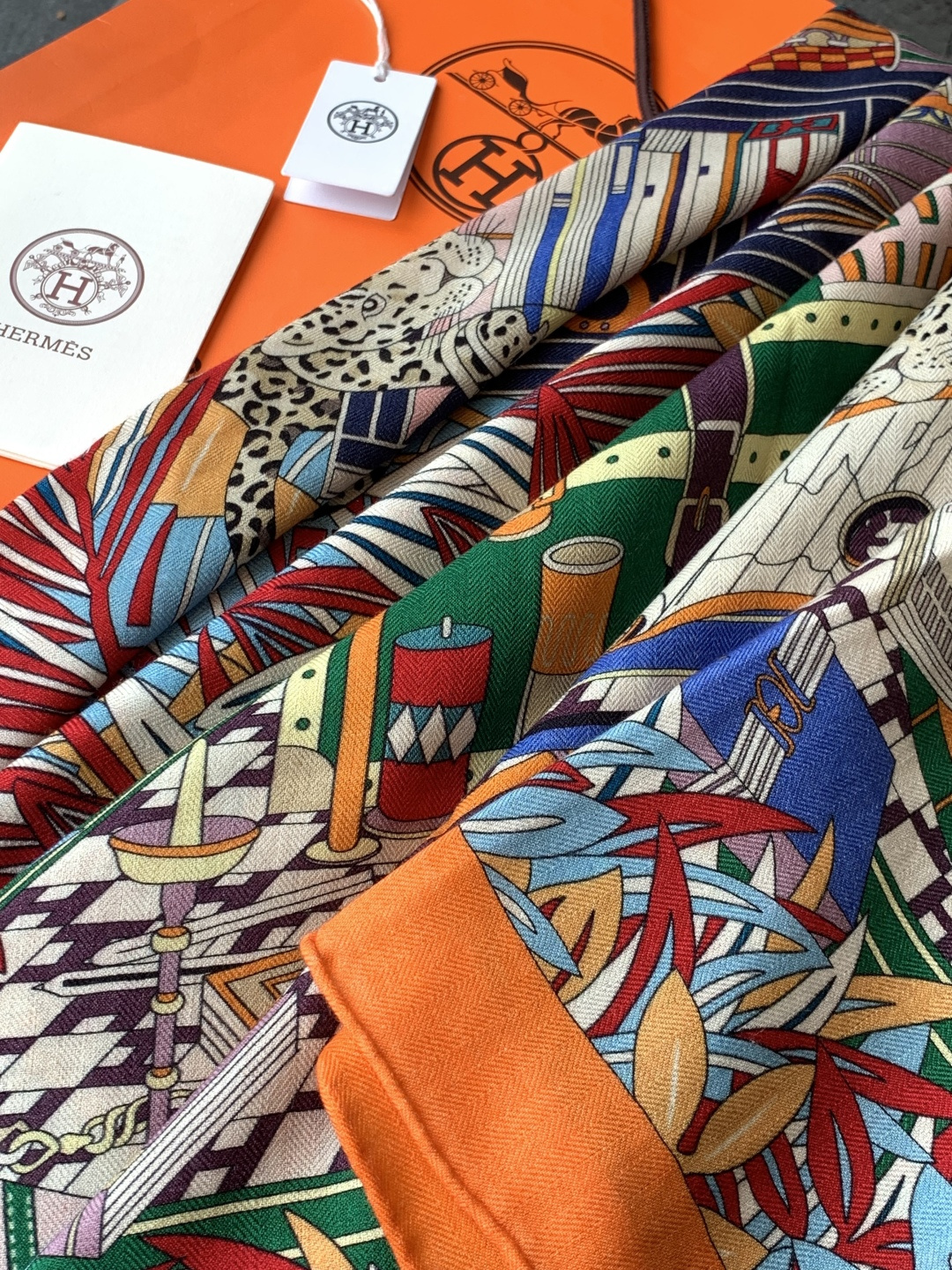 爱马仕新款双面同色 品名：十二花豹 面料：丝羊绒尺寸：140*140十二只花豹享受惬意休憩的时光。它们慵