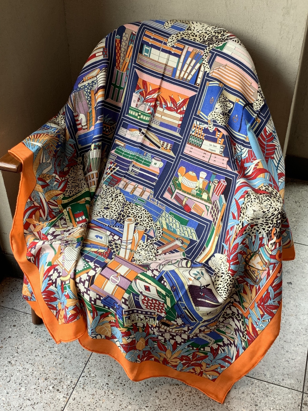 爱马仕新款双面同色 品名：十二花豹 面料：丝羊绒尺寸：140*140十二只花豹享受惬意休憩的时光。它们慵