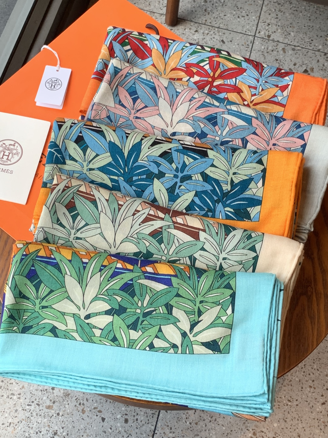 爱马仕新款双面同色 品名：十二花豹 面料：丝羊绒尺寸：140*140十二只花豹享受惬意休憩的时光。它们慵