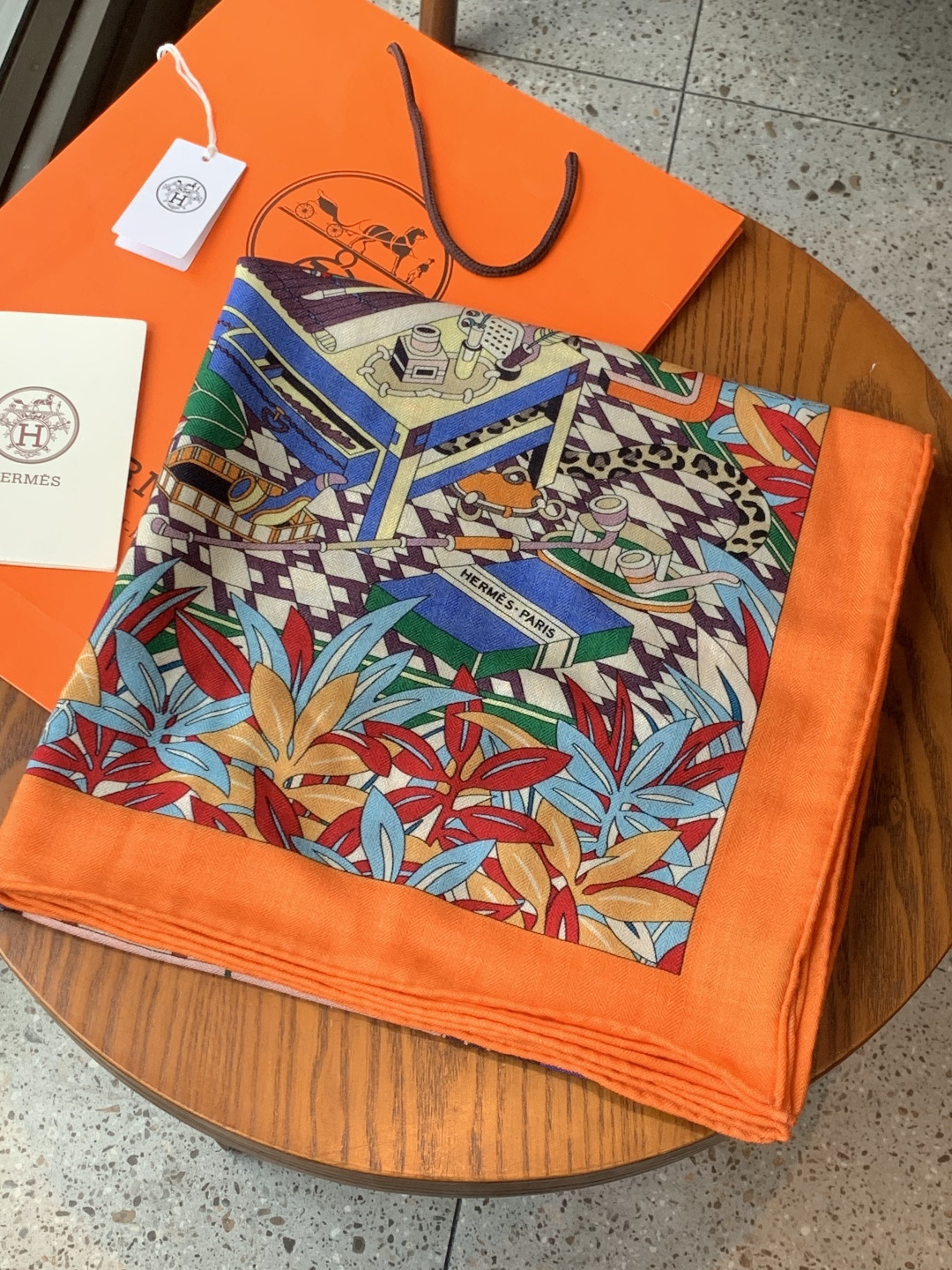 爱马仕新款双面同色 品名：十二花豹 面料：丝羊绒尺寸：140*140十二只花豹享受惬意休憩的时光。它们慵