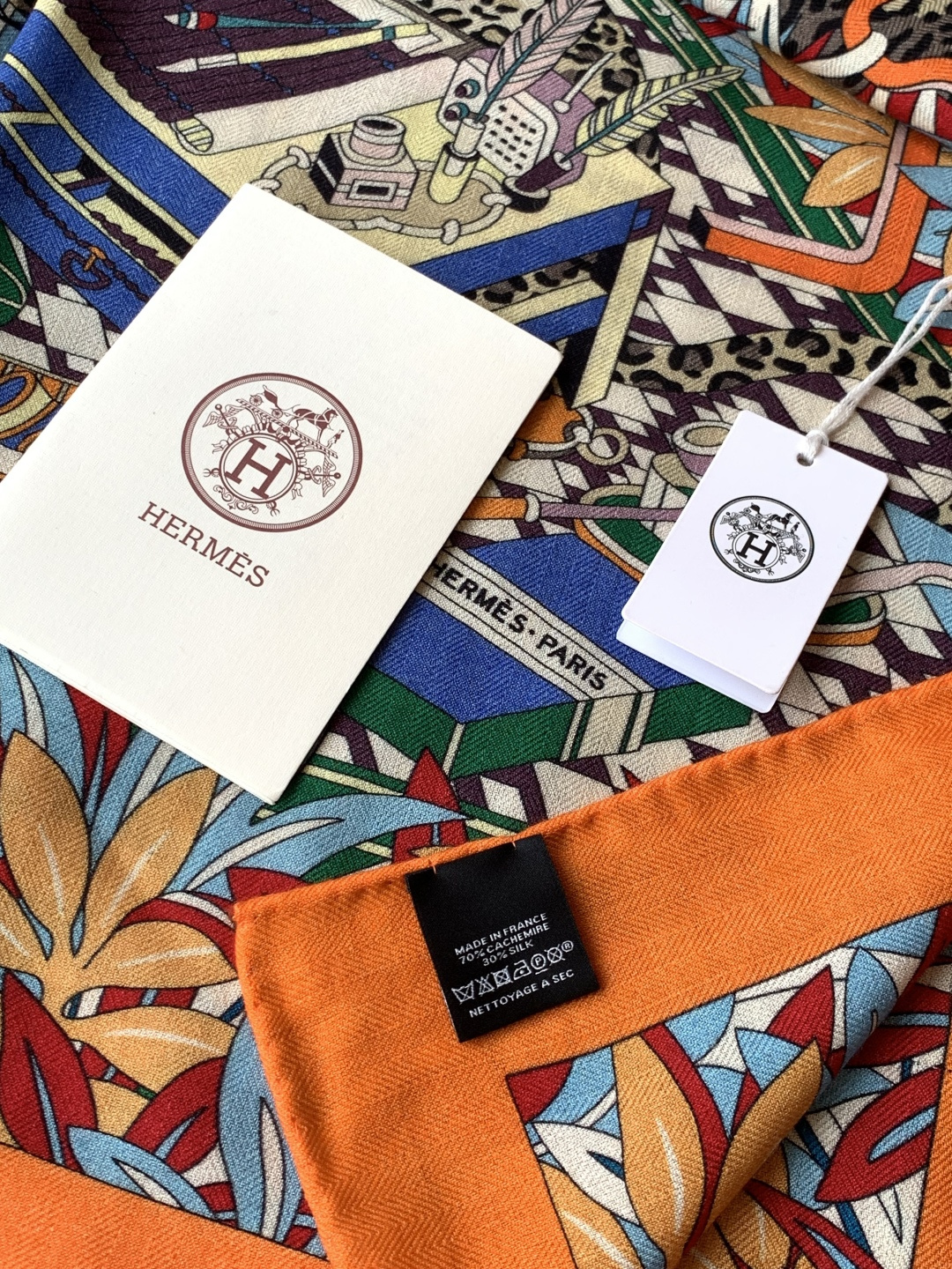 爱马仕新款双面同色 品名：十二花豹 面料：丝羊绒尺寸：140*140十二只花豹享受惬意休憩的时光。它们慵